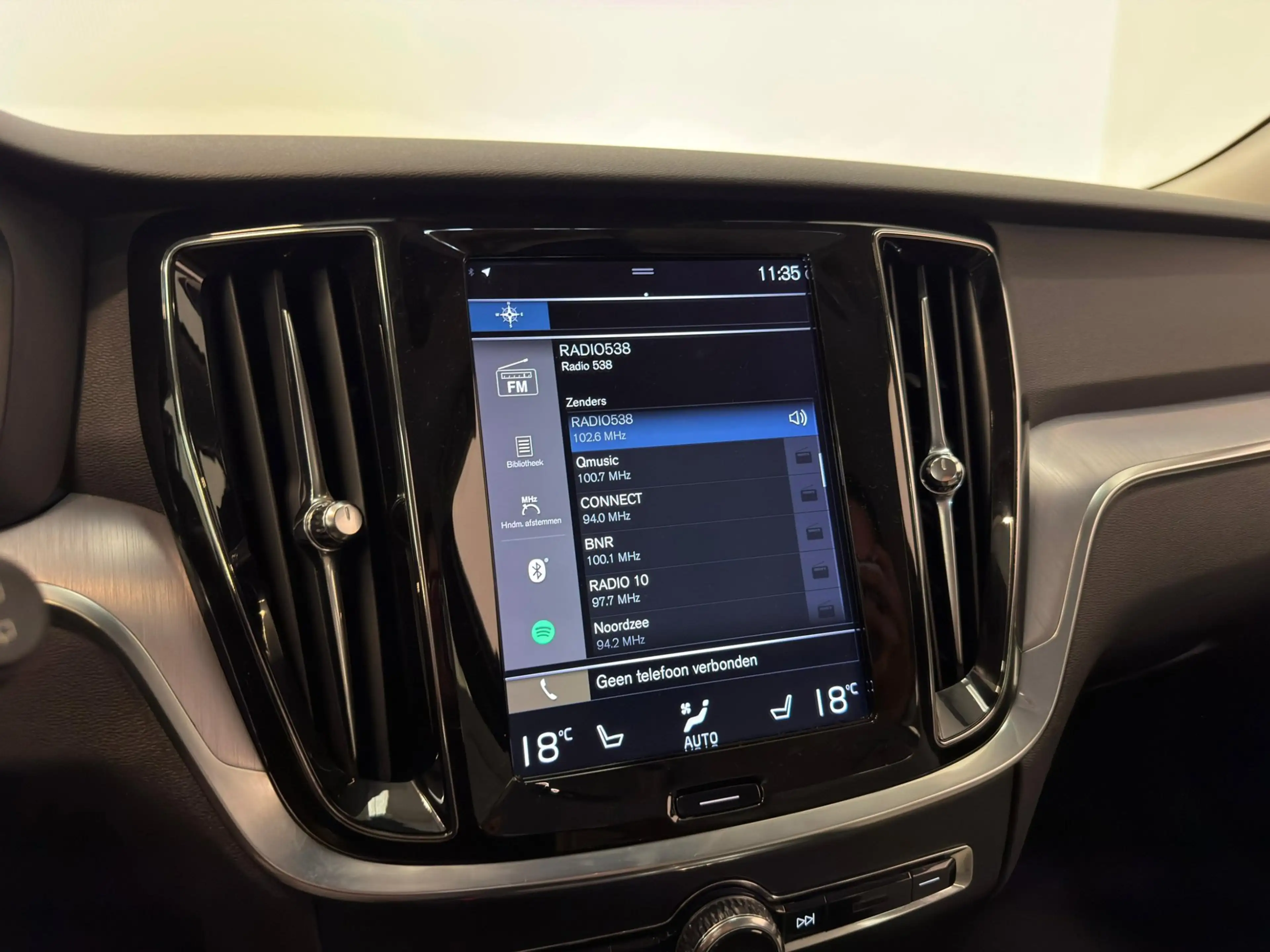 Volvo V60 2.0 T5 Momentum / NL-auto / Leder / CarPlay / Trek — photo 13