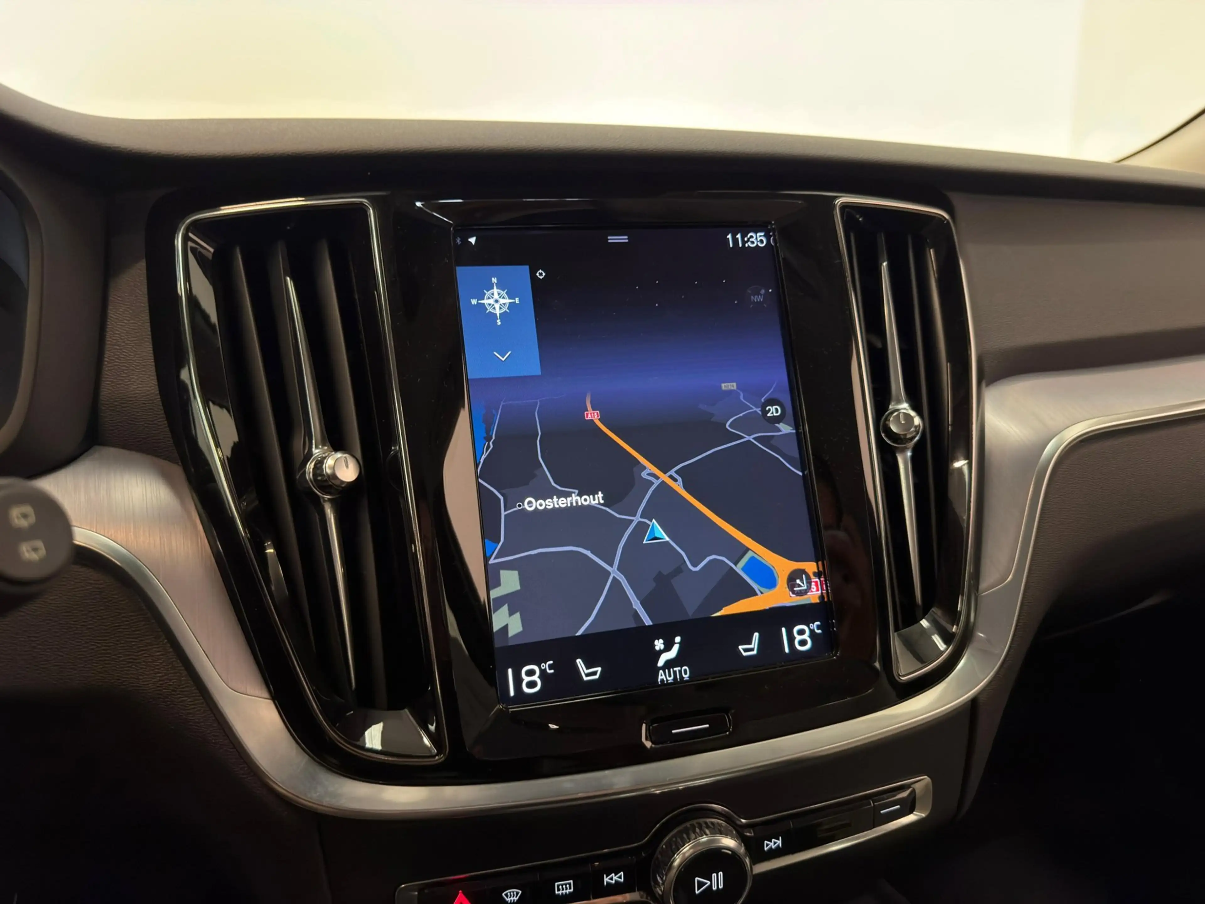 Volvo V60 2.0 T5 Momentum / NL-auto / Leder / CarPlay / Trek — photo 11