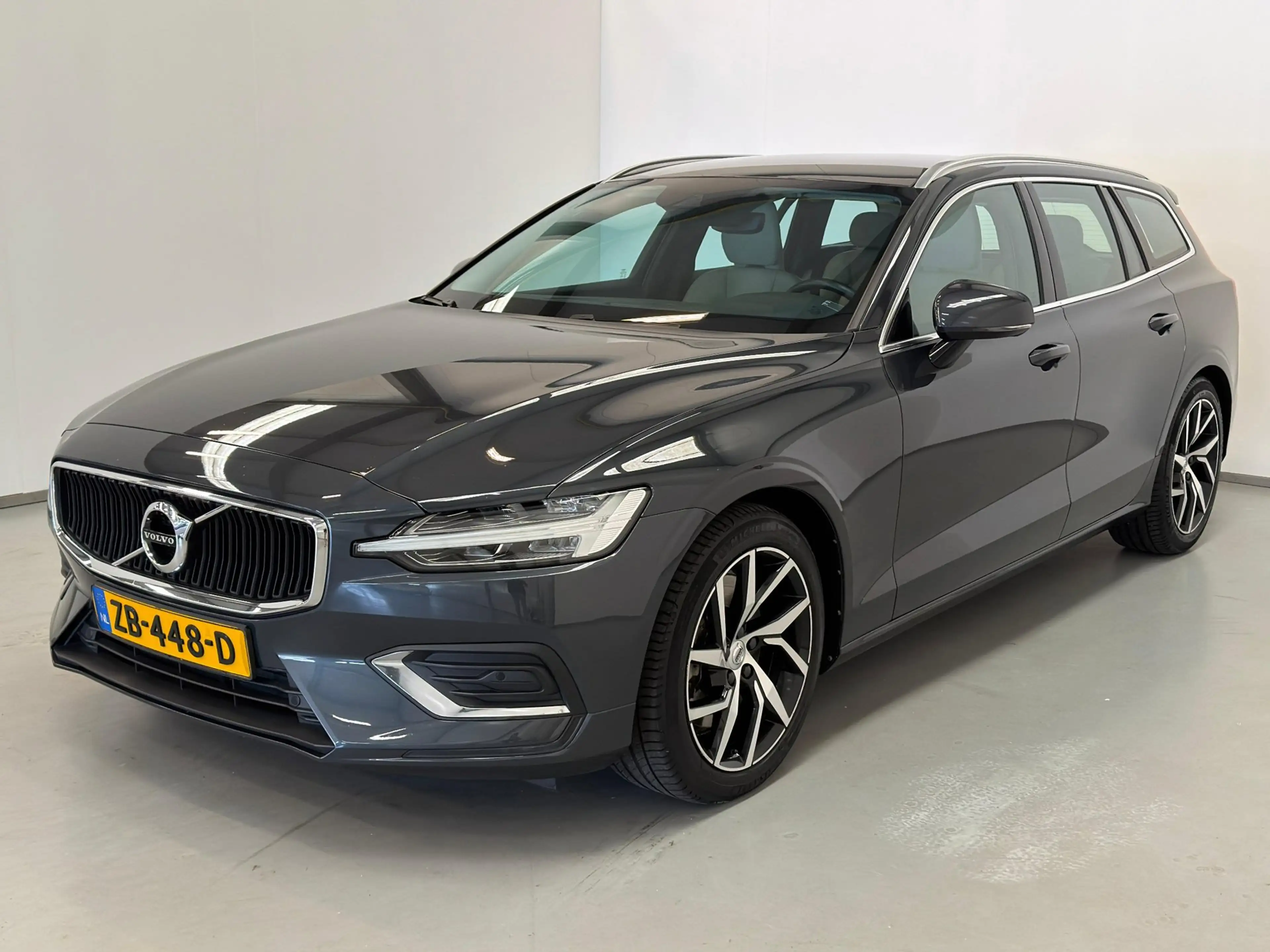 Volvo V60 2.0 T5 Momentum / NL-auto / Leder / CarPlay / Trek — photo 3