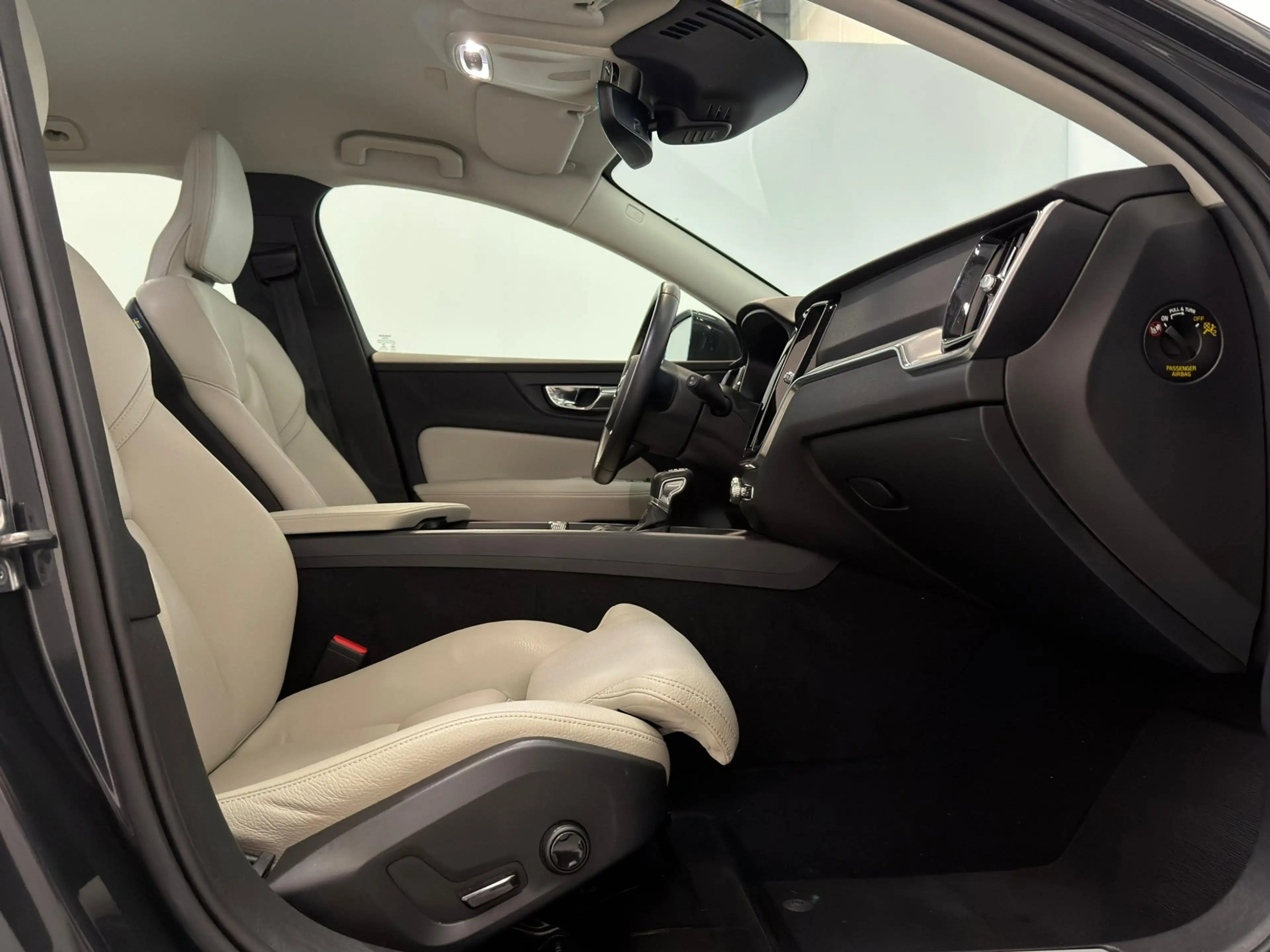 Volvo V60 2.0 T5 Momentum / NL-auto / Leder / CarPlay / Trek — photo 6