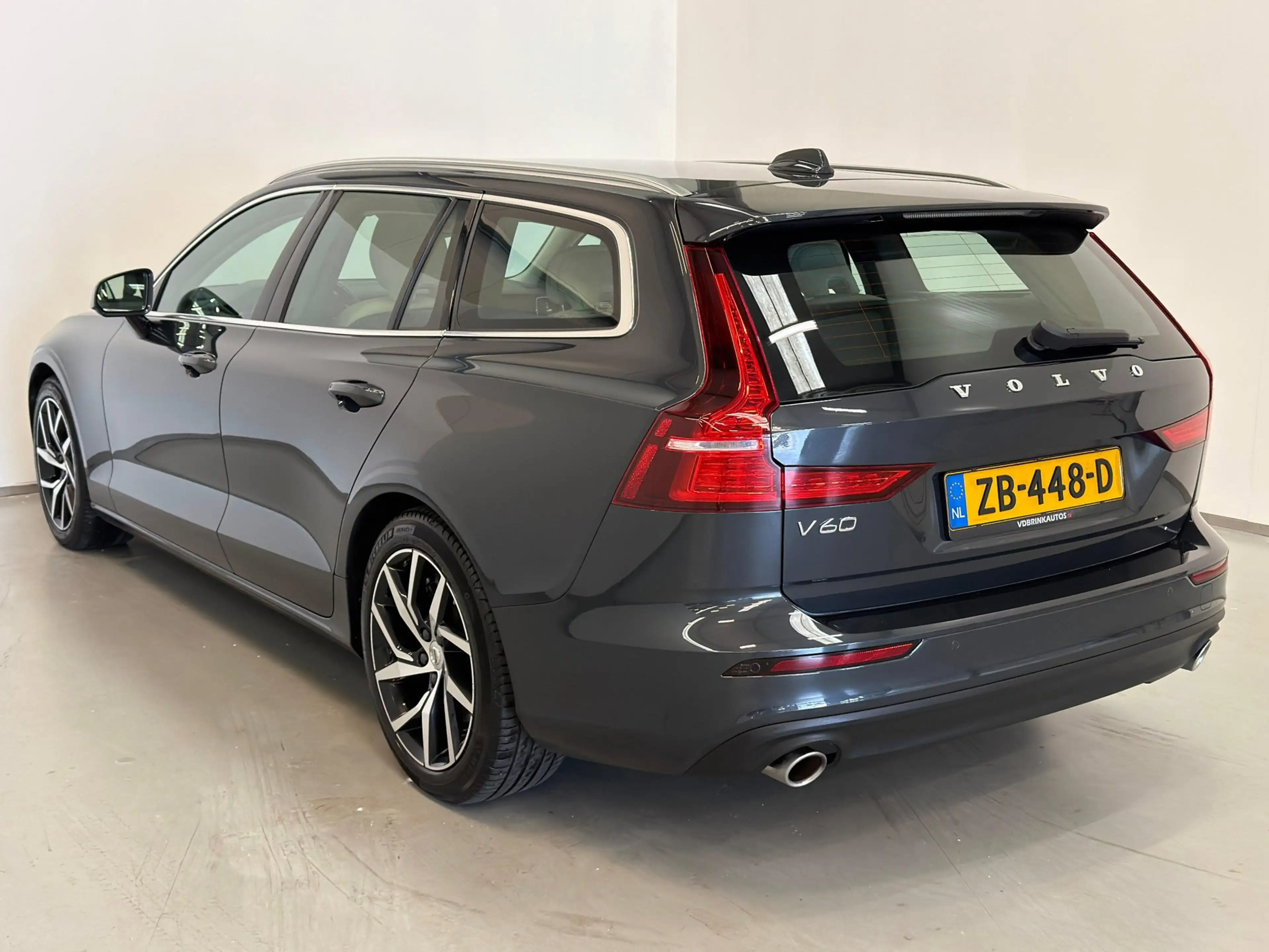 Volvo V60 2.0 T5 Momentum / NL-auto / Leder / CarPlay / Trek — photo 5