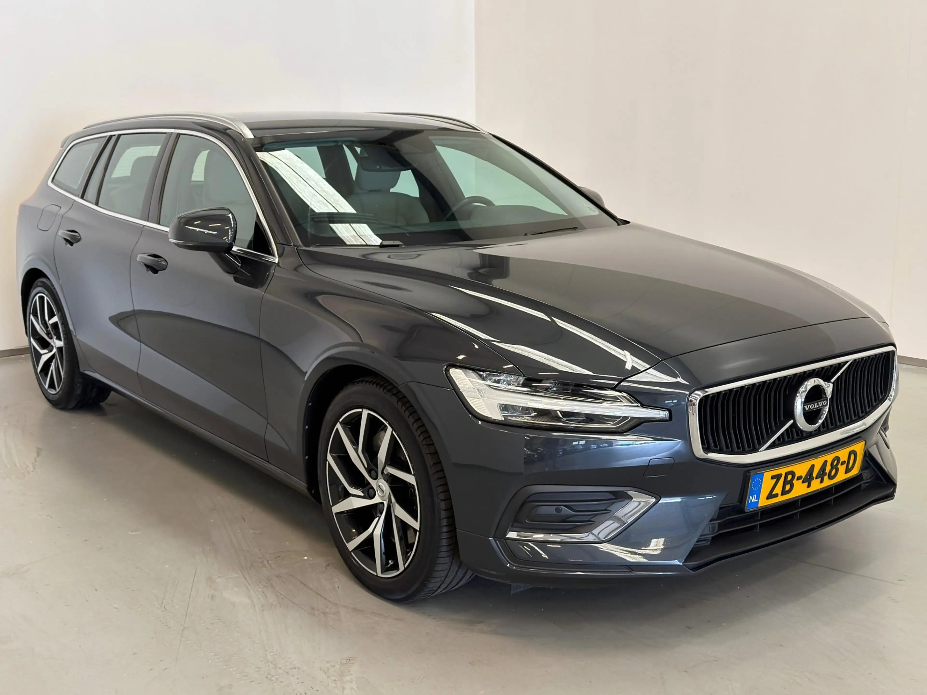 Volvo V60 2.0 T5 Momentum / NL-auto / Leder / CarPlay / Trek — photo 2