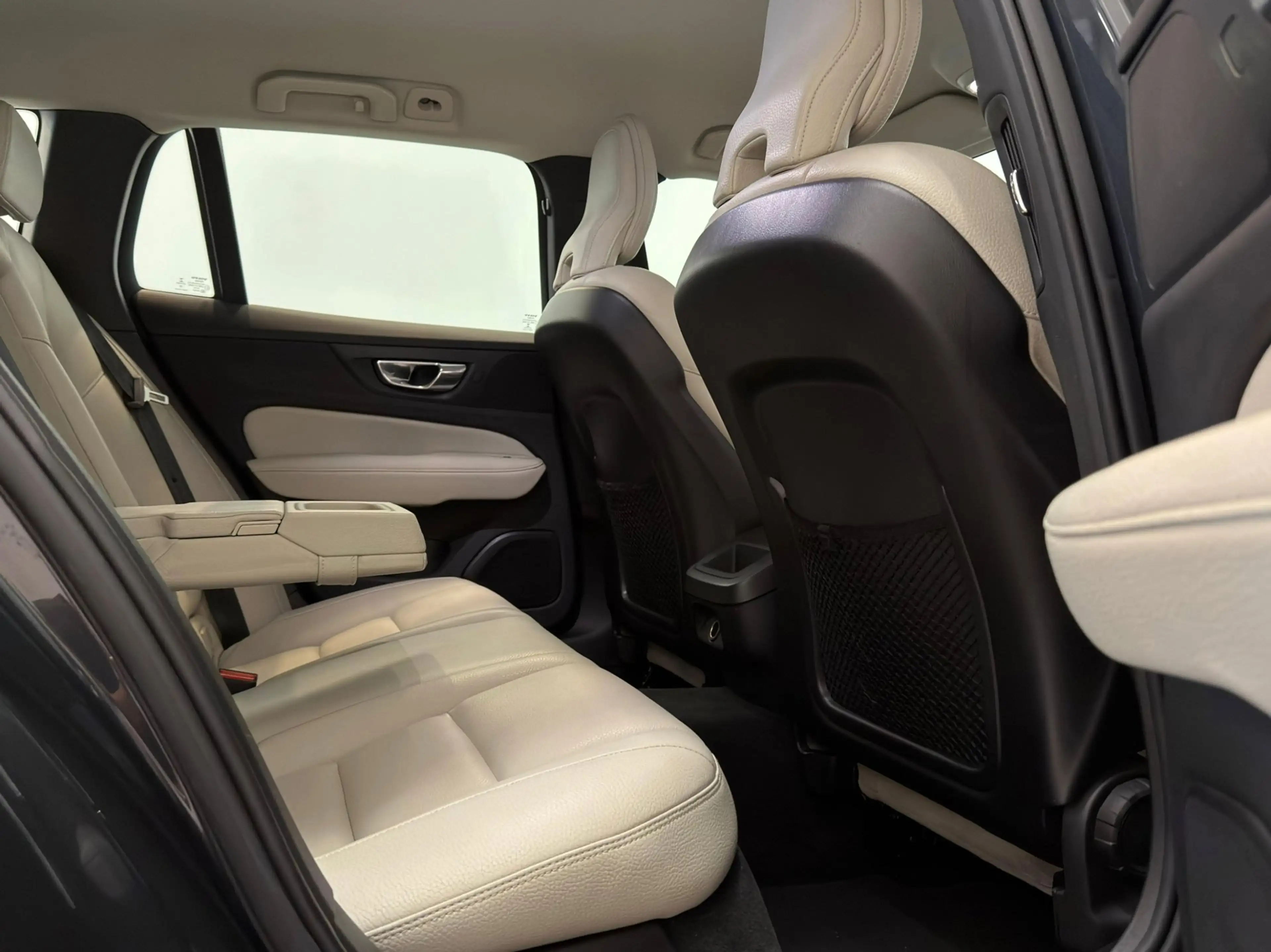 Volvo V60 2.0 T5 Momentum / NL-auto / Leder / CarPlay / Trek — photo 7