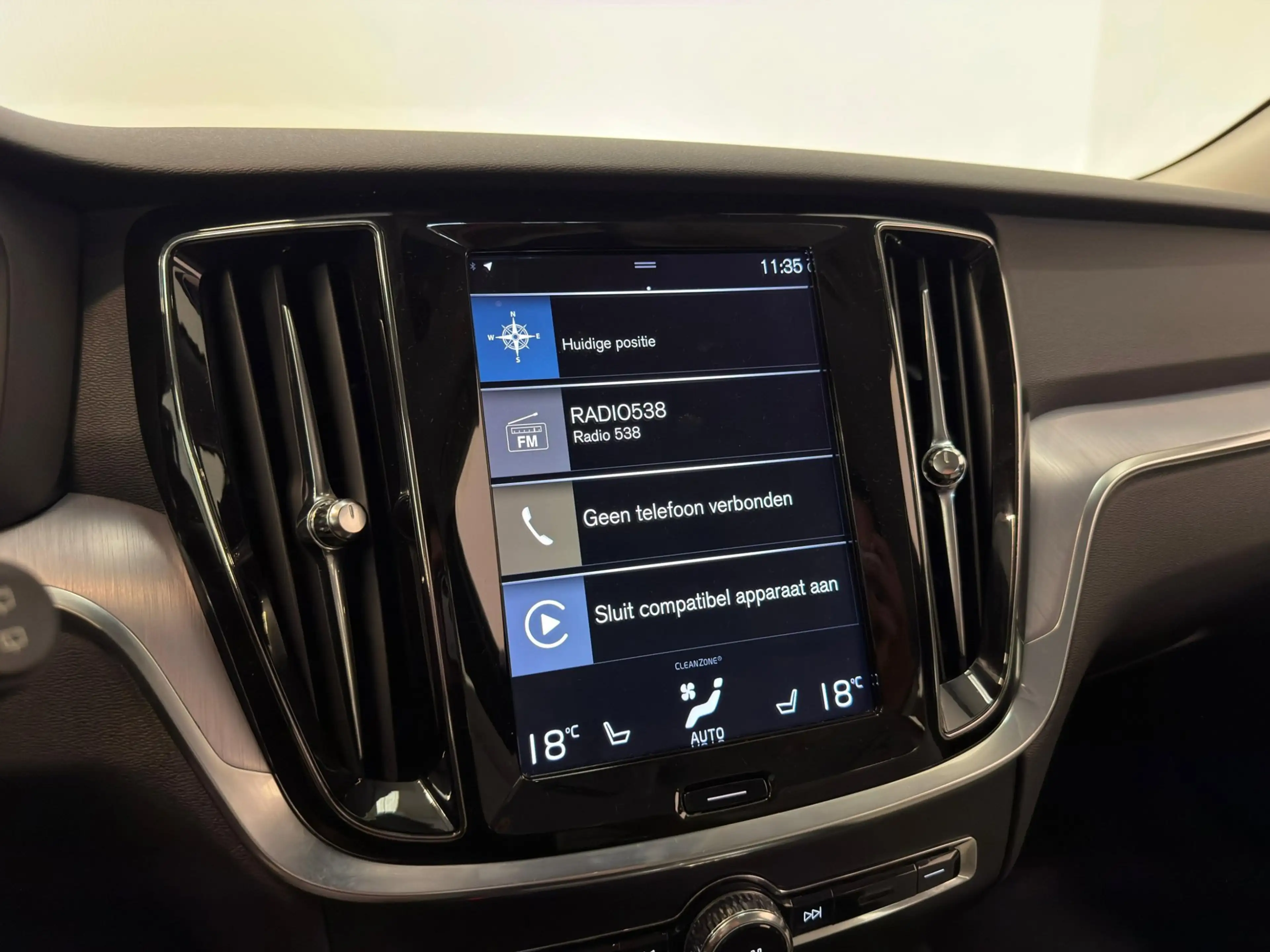 Volvo V60 2.0 T5 Momentum / NL-auto / Leder / CarPlay / Trek — photo 14