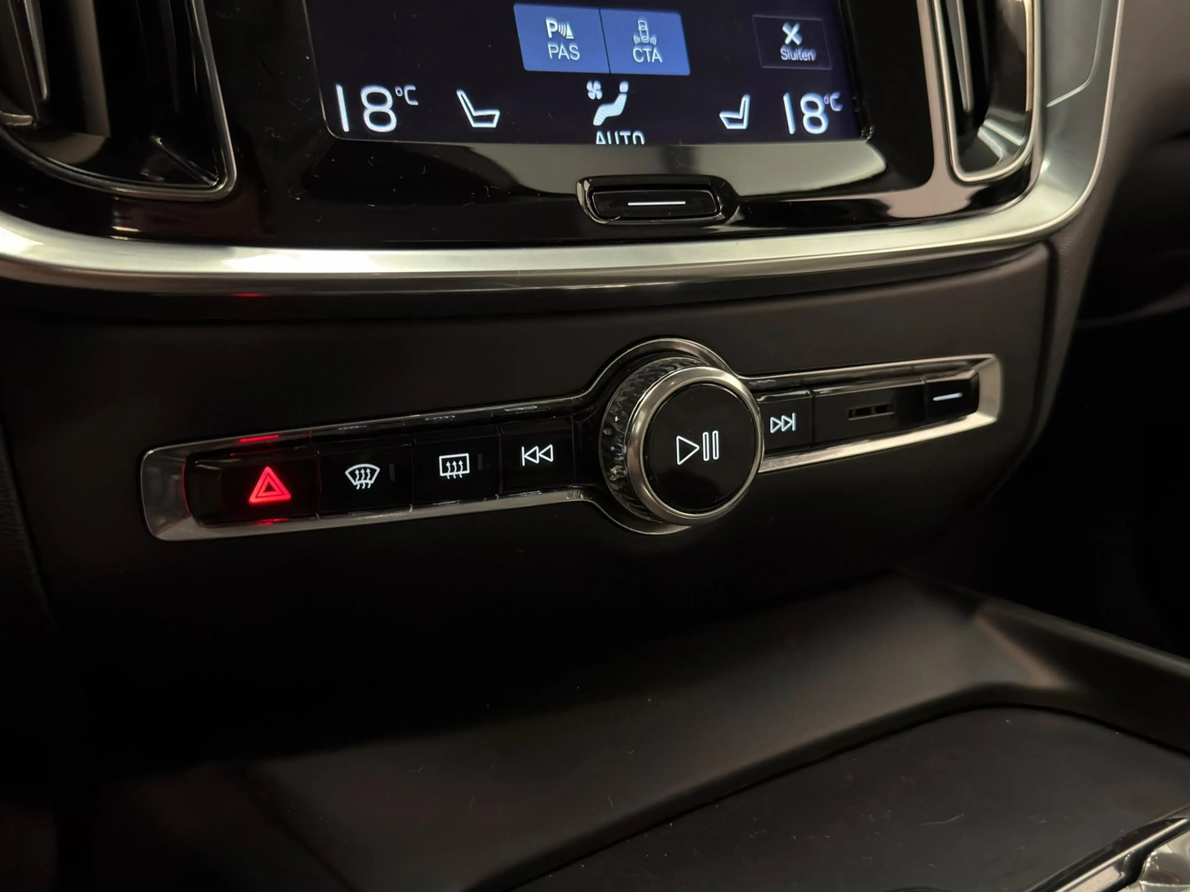 Volvo V60 2.0 T5 Momentum / NL-auto / Leder / CarPlay / Trek — photo 15