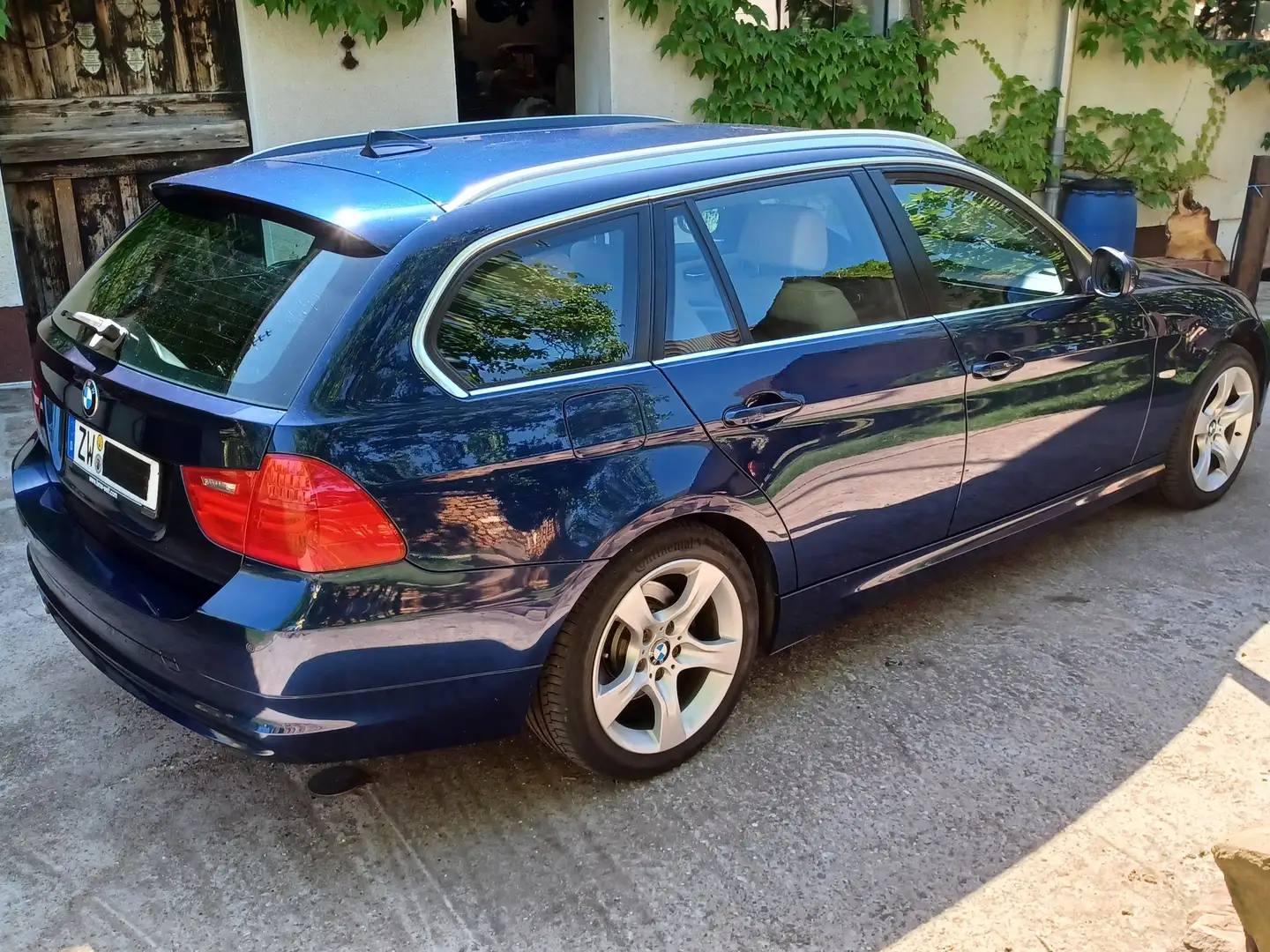 BMW 320 320d DPF Touring Aut. Edition Exclusive Blau - 2