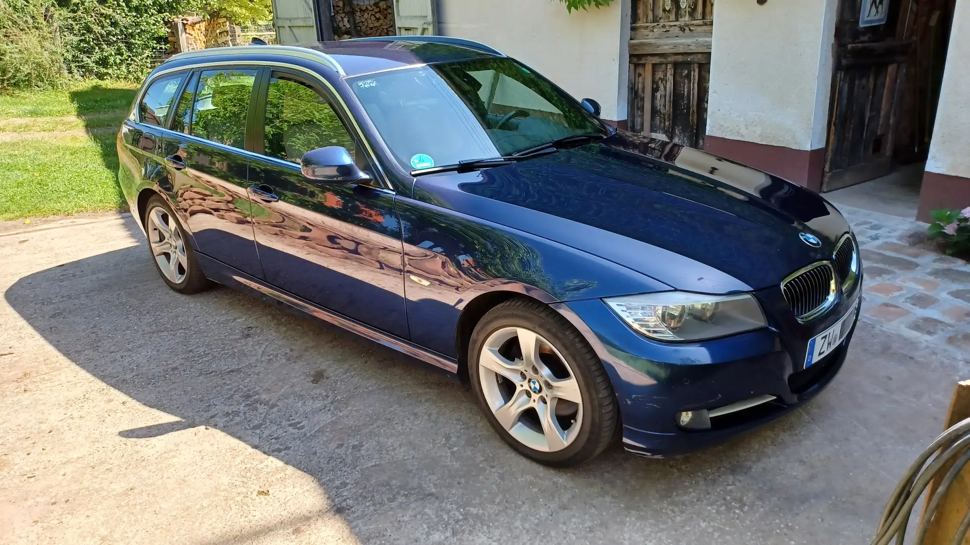 BMW 320 320d DPF Touring Aut. Edition Exclusive Blau - 1