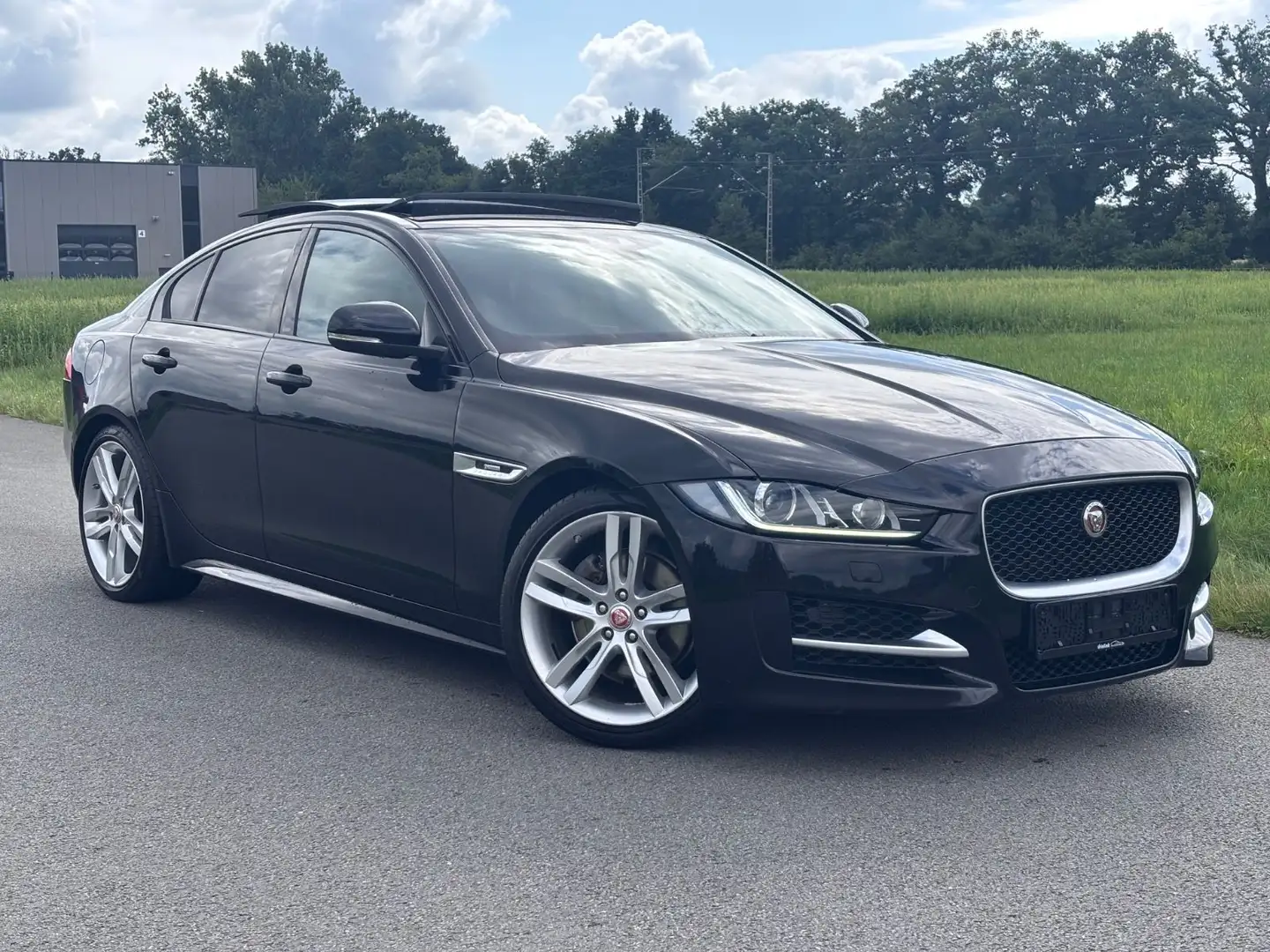 Jaguar XE 2.0d R-Sport Pano Xenon Leder Meridian 19" Schwarz - 1