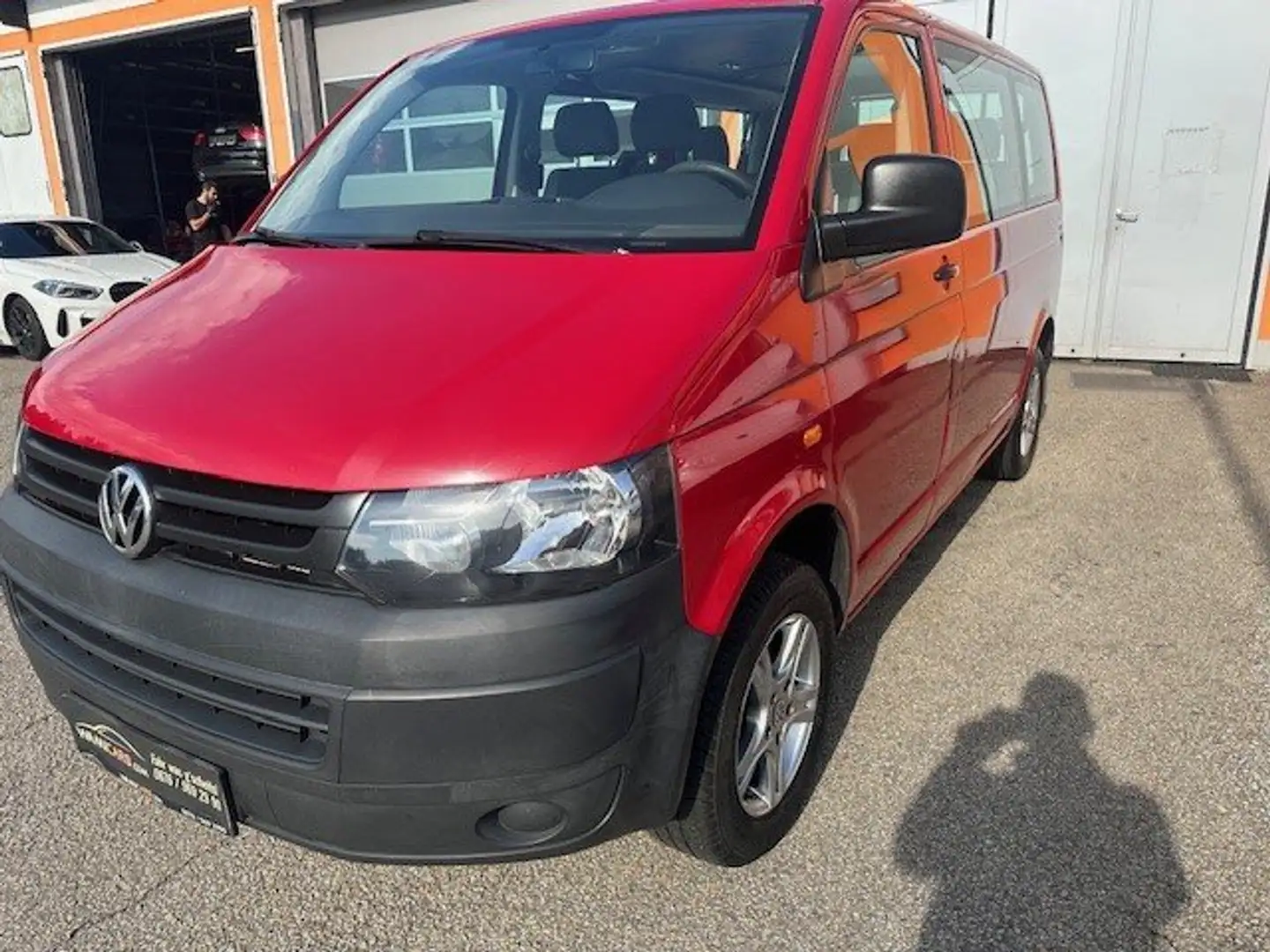 Volkswagen T5 Transporter Kombi 9-Sitzer Rood - 1