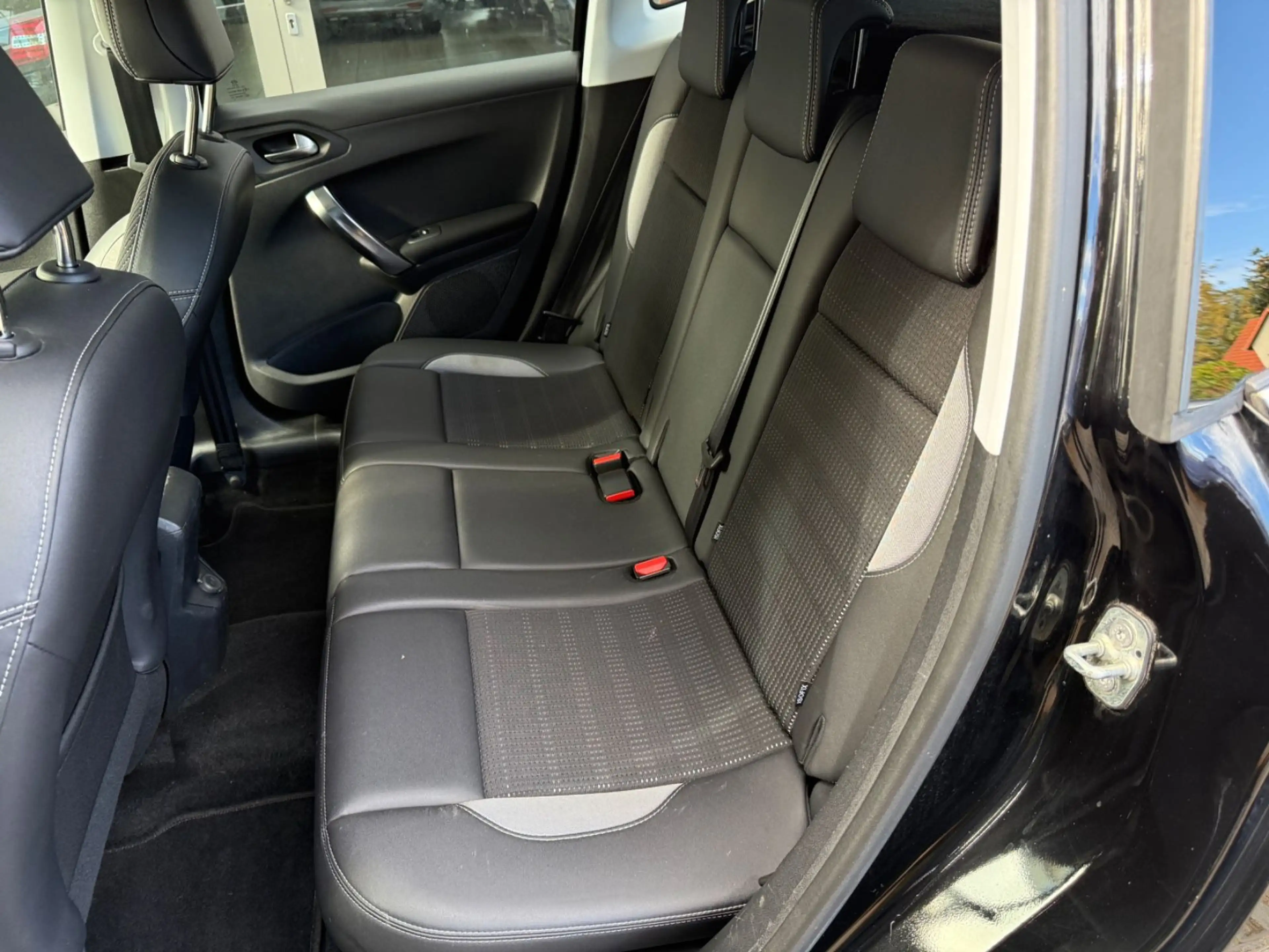 Peugeot 2008 Allure — photo 6