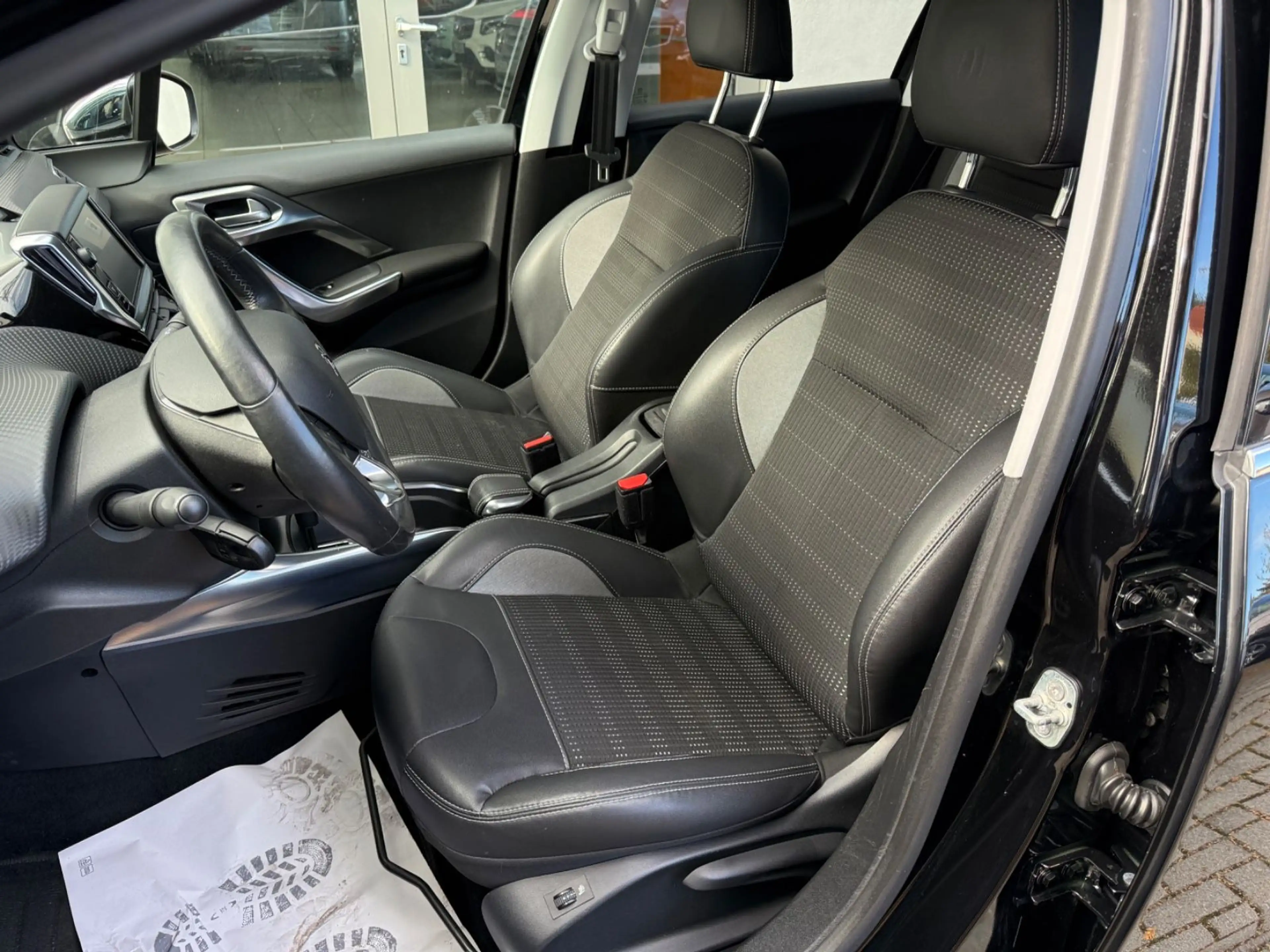 Peugeot 2008 Allure — photo 8