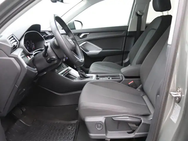 Audi Q3 view 12