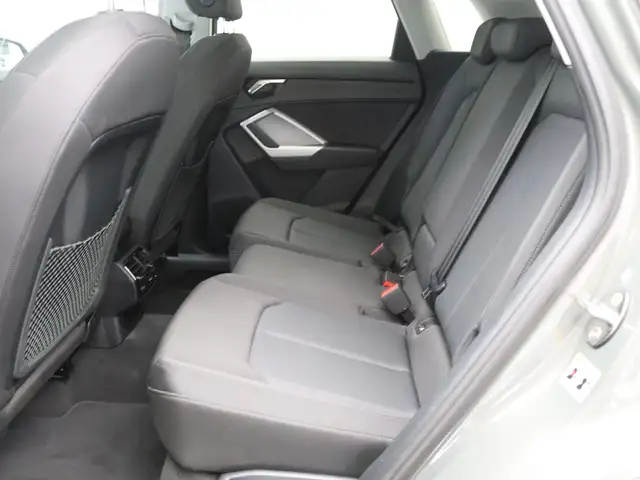 Audi Q3 view 10