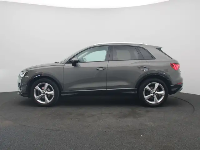Audi Q3 view 4