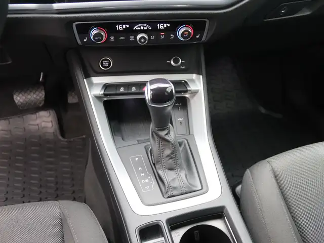 Audi Q3 view 13