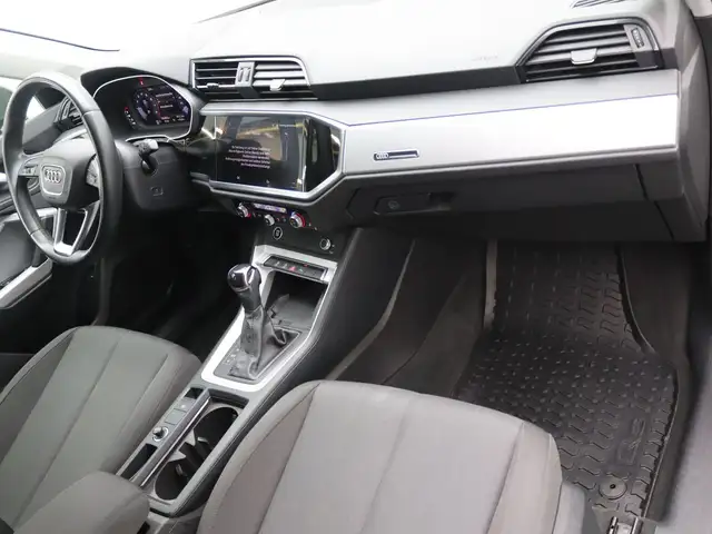 Audi Q3 view 9