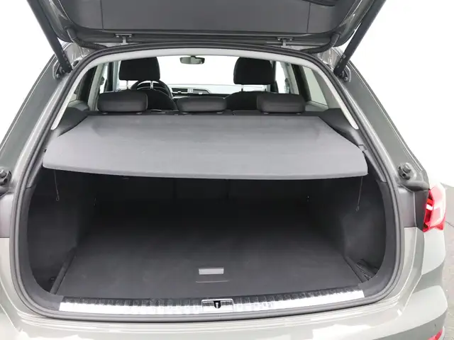 Audi Q3 view 8