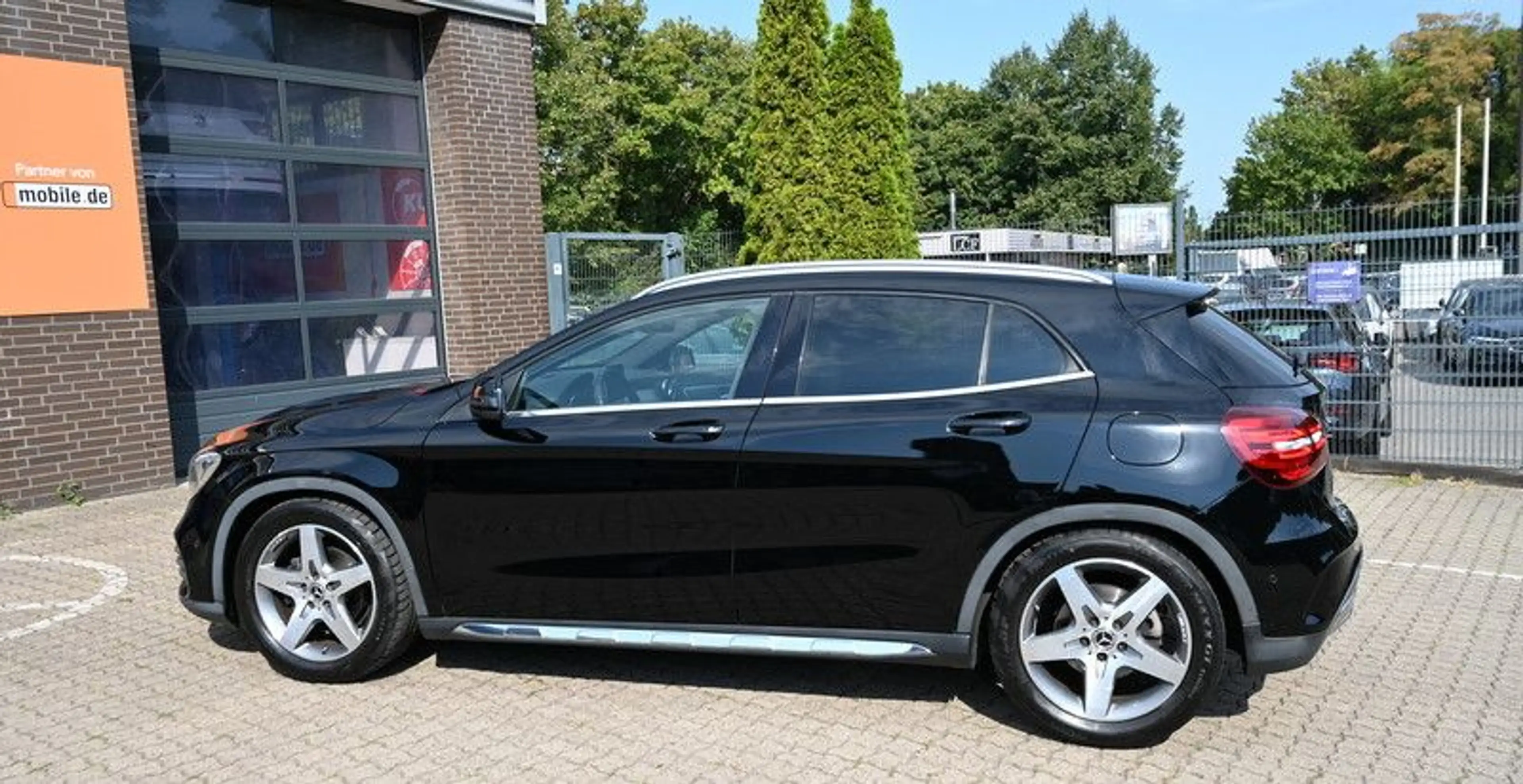 Mercedes-Benz GLA 180 AMG Line 1.Hd Leder Automatik — photo 4