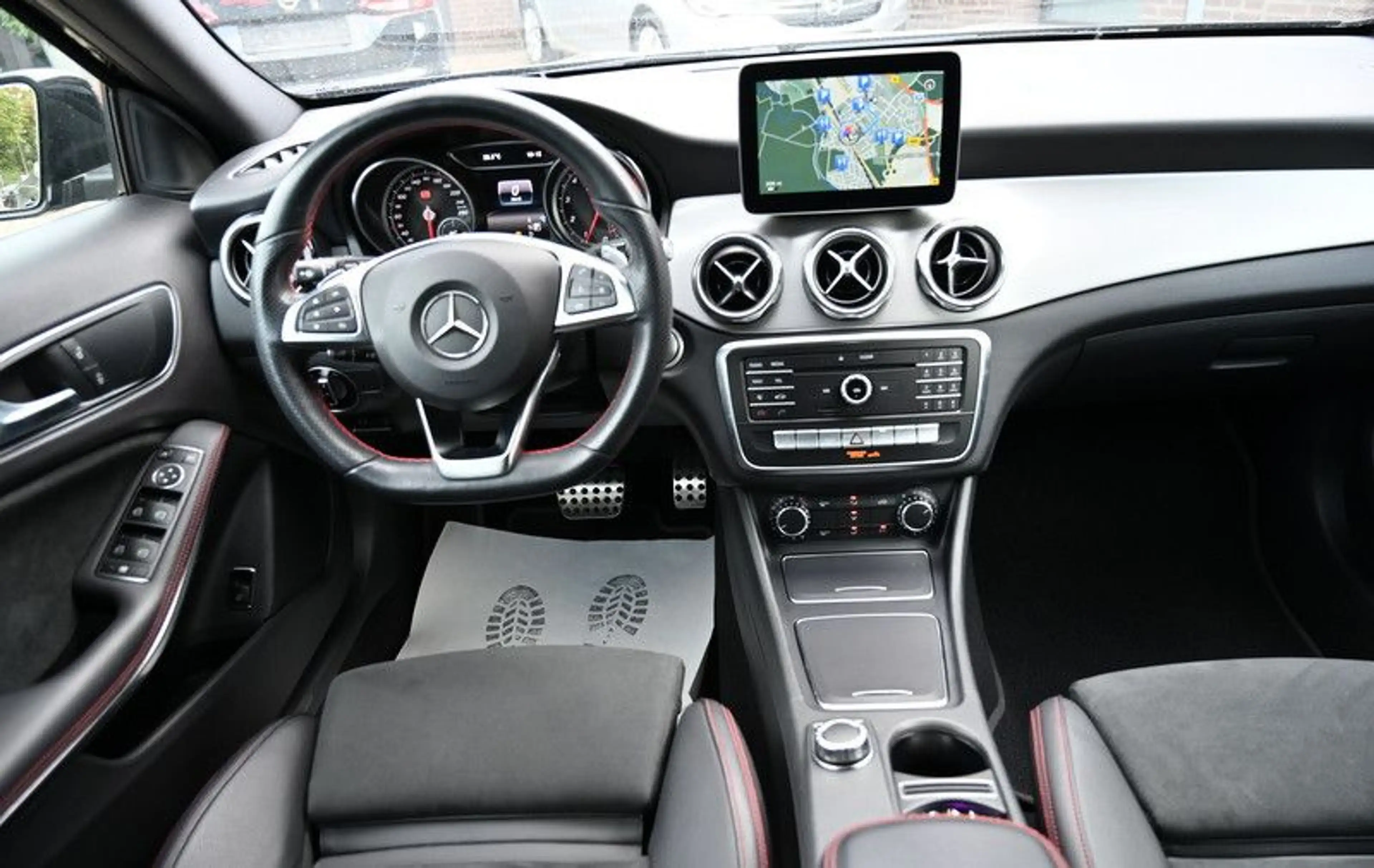 Mercedes-Benz GLA 180 AMG Line 1.Hd Leder Automatik — photo 14