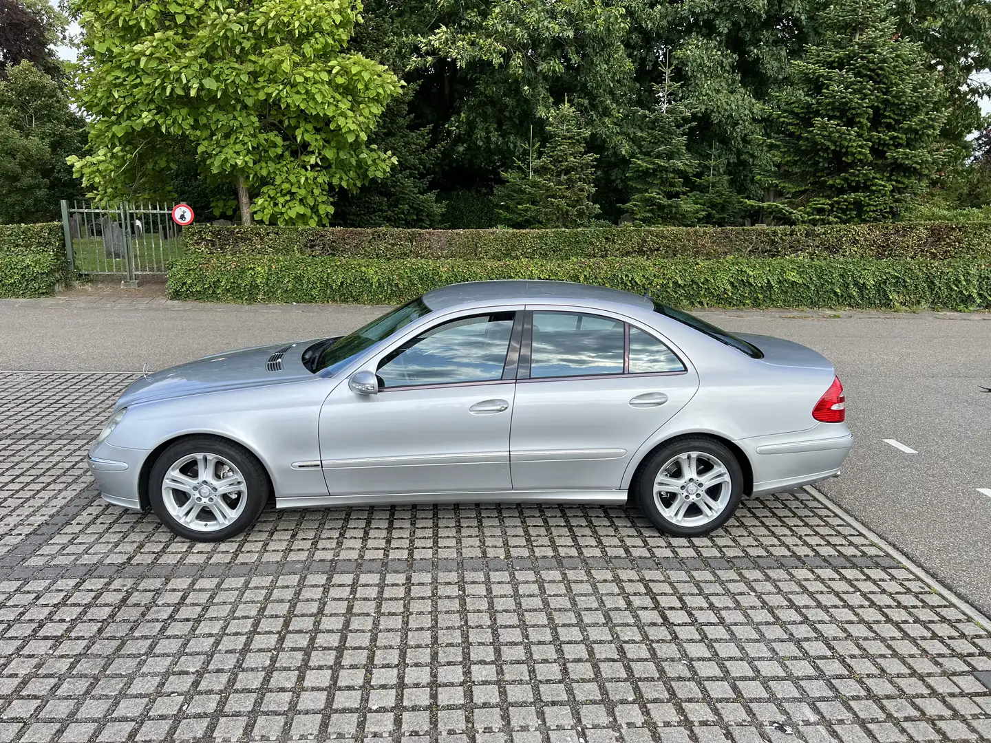 Mercedes-Benz E 240 2.6 v6 Avantgarde Gris - 2