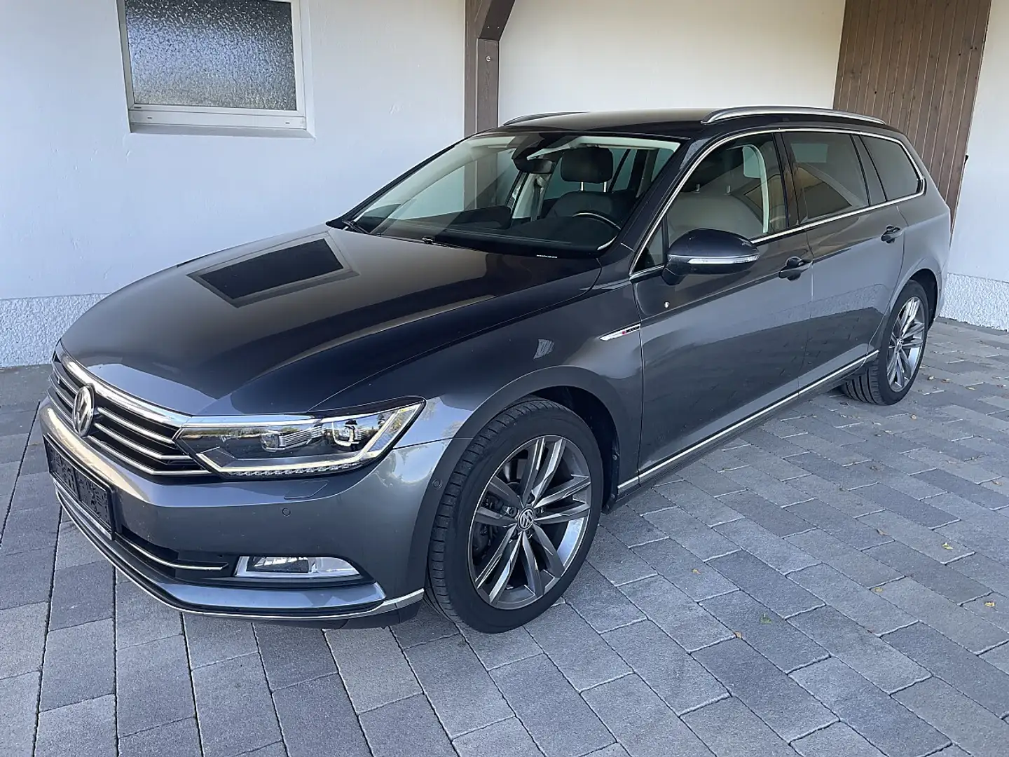 Volkswagen Passat Variant Highline 4Motion-DSG-MATRIX LED-AHV-ACC-ALCANTA... Grau - 1