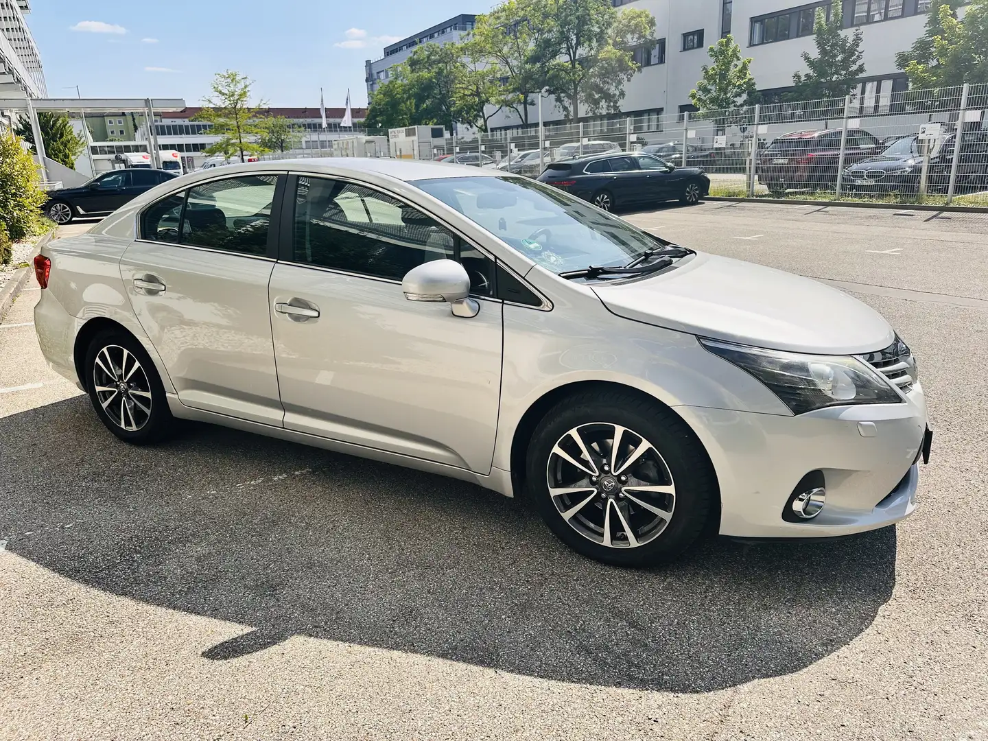 Toyota Avensis 2.0 linea sol Silber - 2