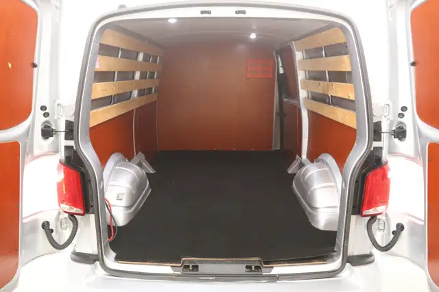 Volkswagen Transporter view 3