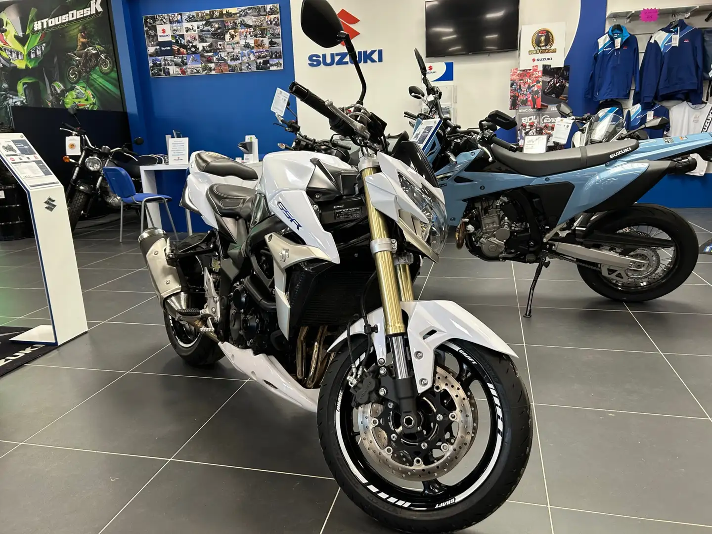 Suzuki GSR 750 Wit - 2
