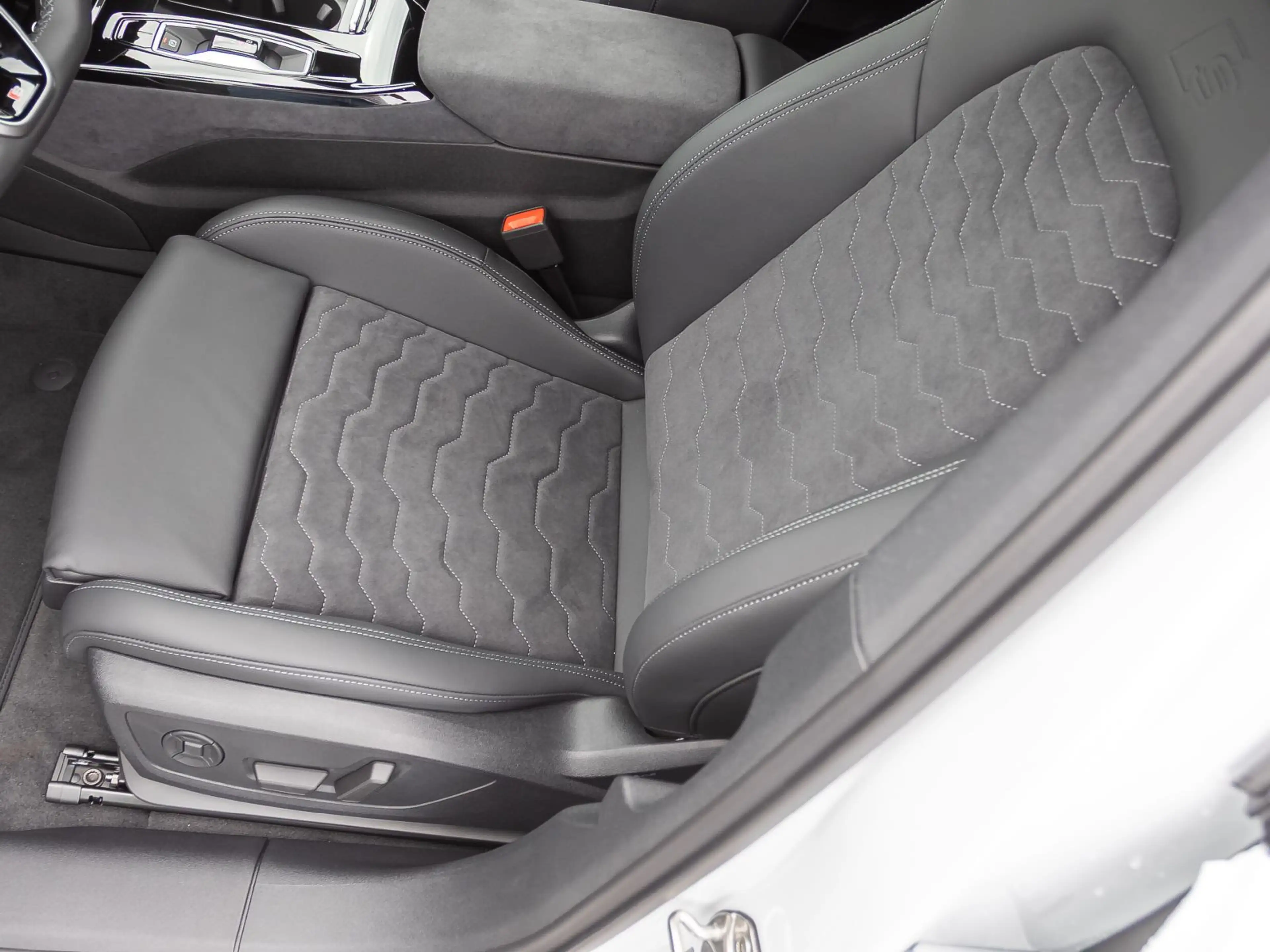 Audi A6 e-tron 2x S Line perform. TechPro/ Luft — photo 12