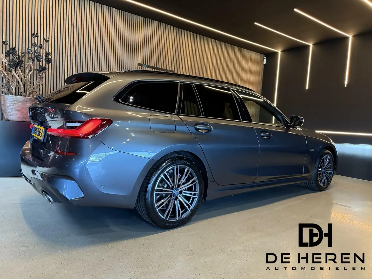 BMW 330 3-serie Touring 330e xDrive High Executive Grijs - 2