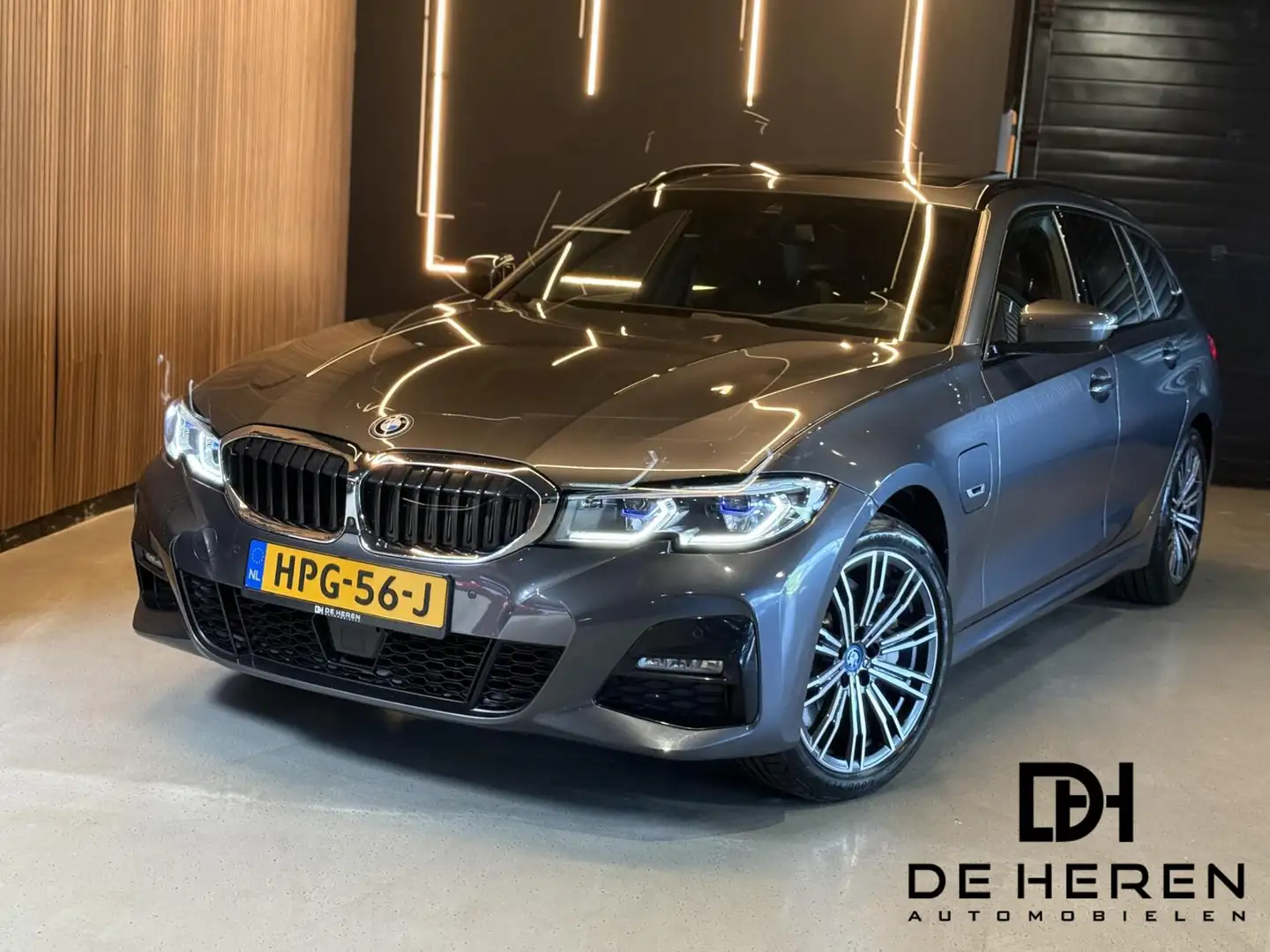 BMW 330 3-serie Touring 330e xDrive High Executive Grijs - 2