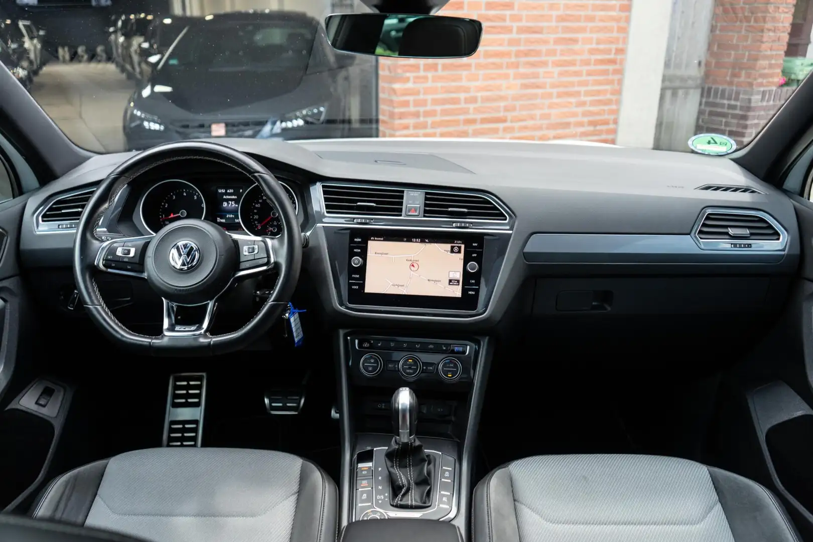 Volkswagen Tiguan 2.0 TSI 4Motion R-Line Pano / Trekhaak / 360 Wit - 2