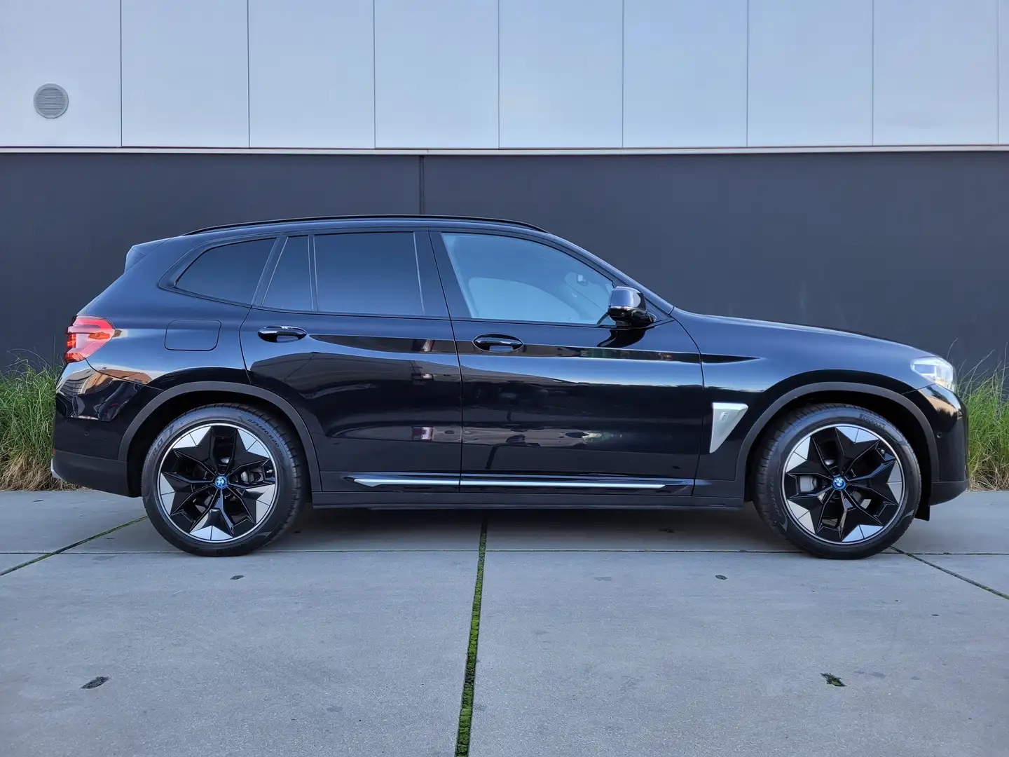 BMW iX3 *HUD*KEYLESS*360'CAMERA*SPORTSTOELEN*TREKHAAK*LED* Noir - 2