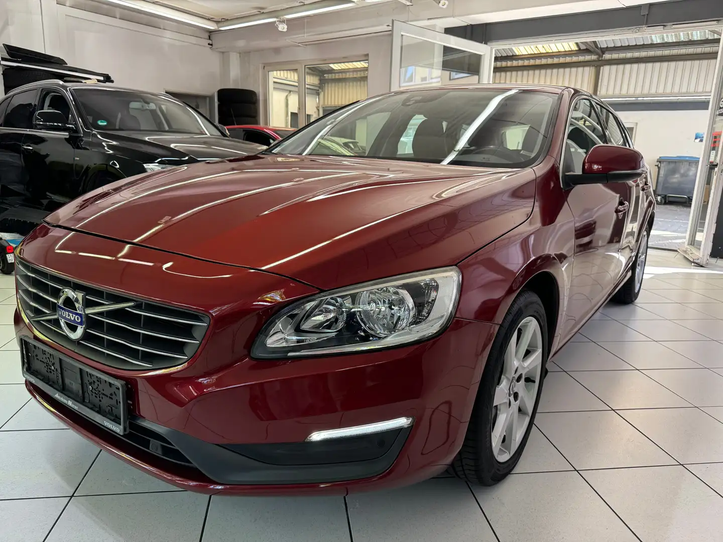 Volvo V60 T3 Momentum Navi Alu LED PDC Rouge - 1