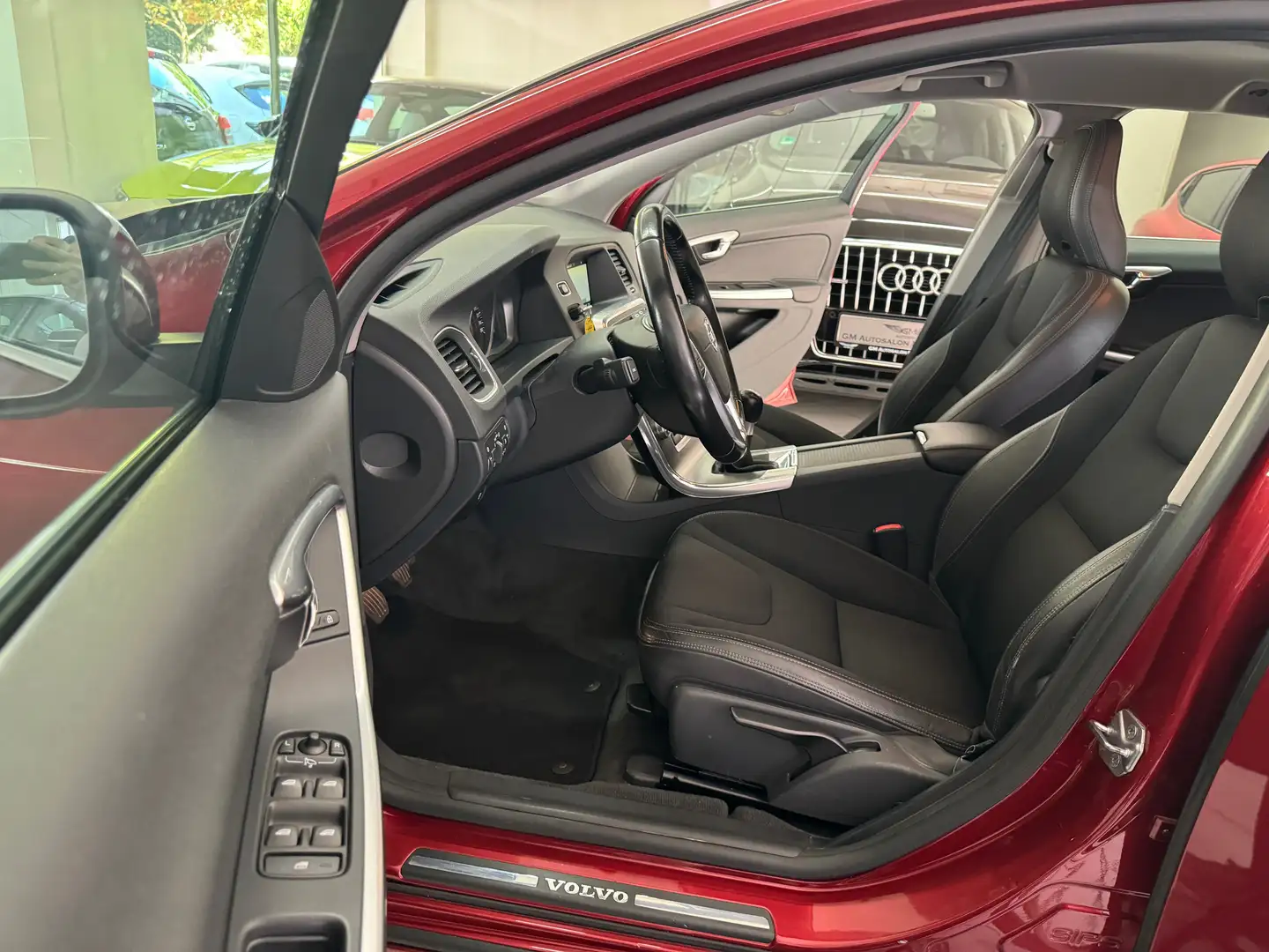 Volvo V60 T3 Momentum Navi Alu LED PDC Rot - 1