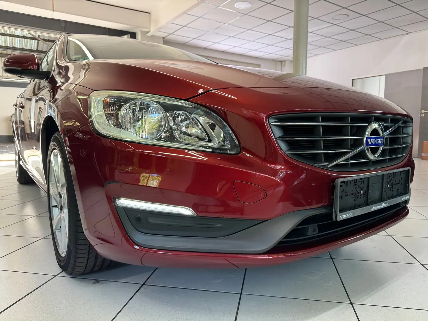 Volvo V60 T3 Momentum Navi Alu LED PDC TüV 2026 Rojo - 2