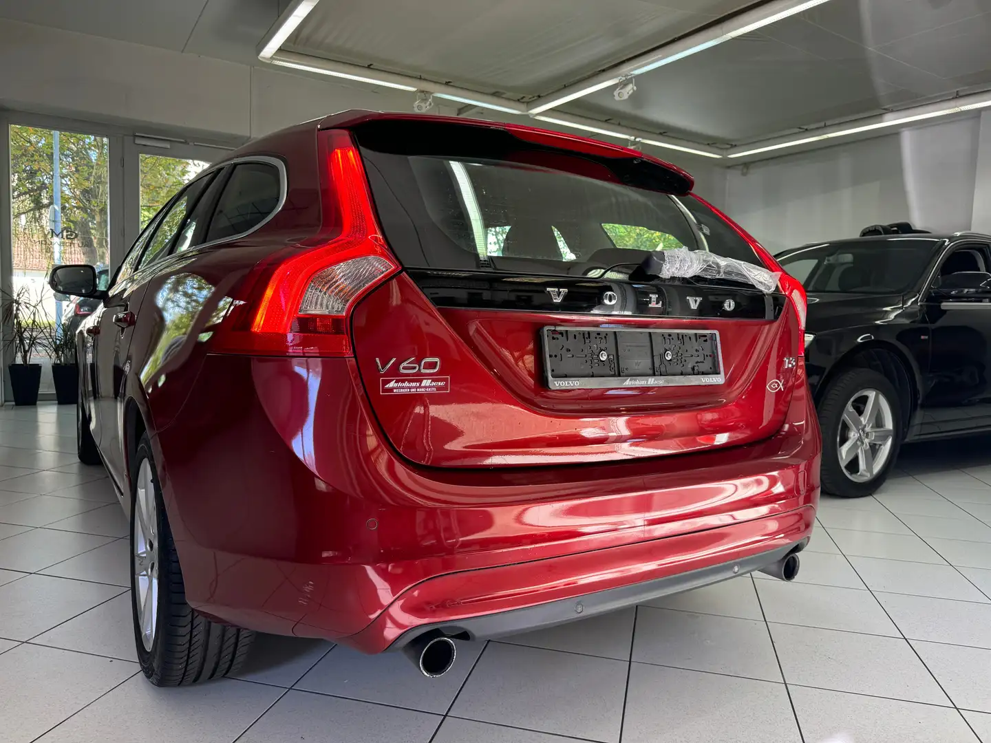 Volvo V60 T3 Momentum Navi Alu LED PDC Rot - 1