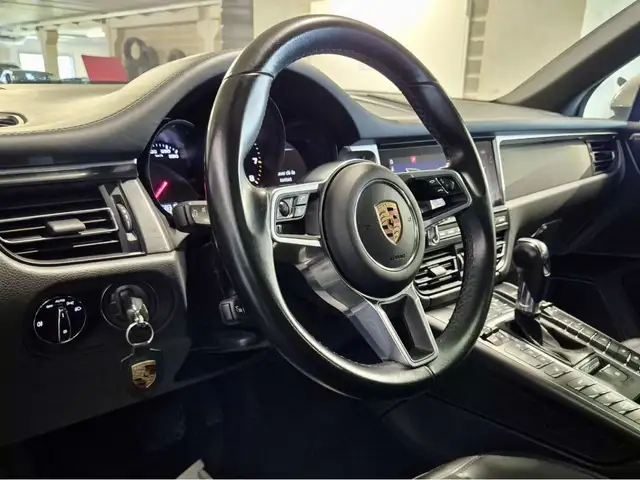 Porsche Macan view 12