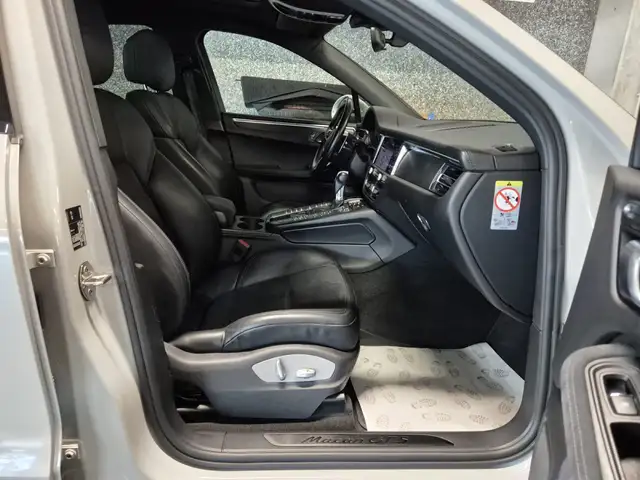 Porsche Macan view 4