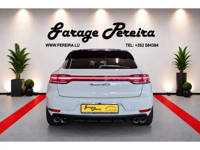 Porsche Macan view 3