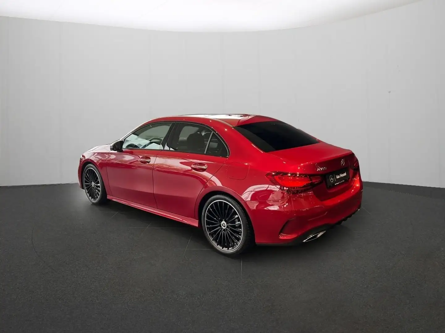 Mercedes-Benz A 180 Sedan AMG LINE - NIGHTPACK - PANO DAK - HEAD UP - Rood - 2