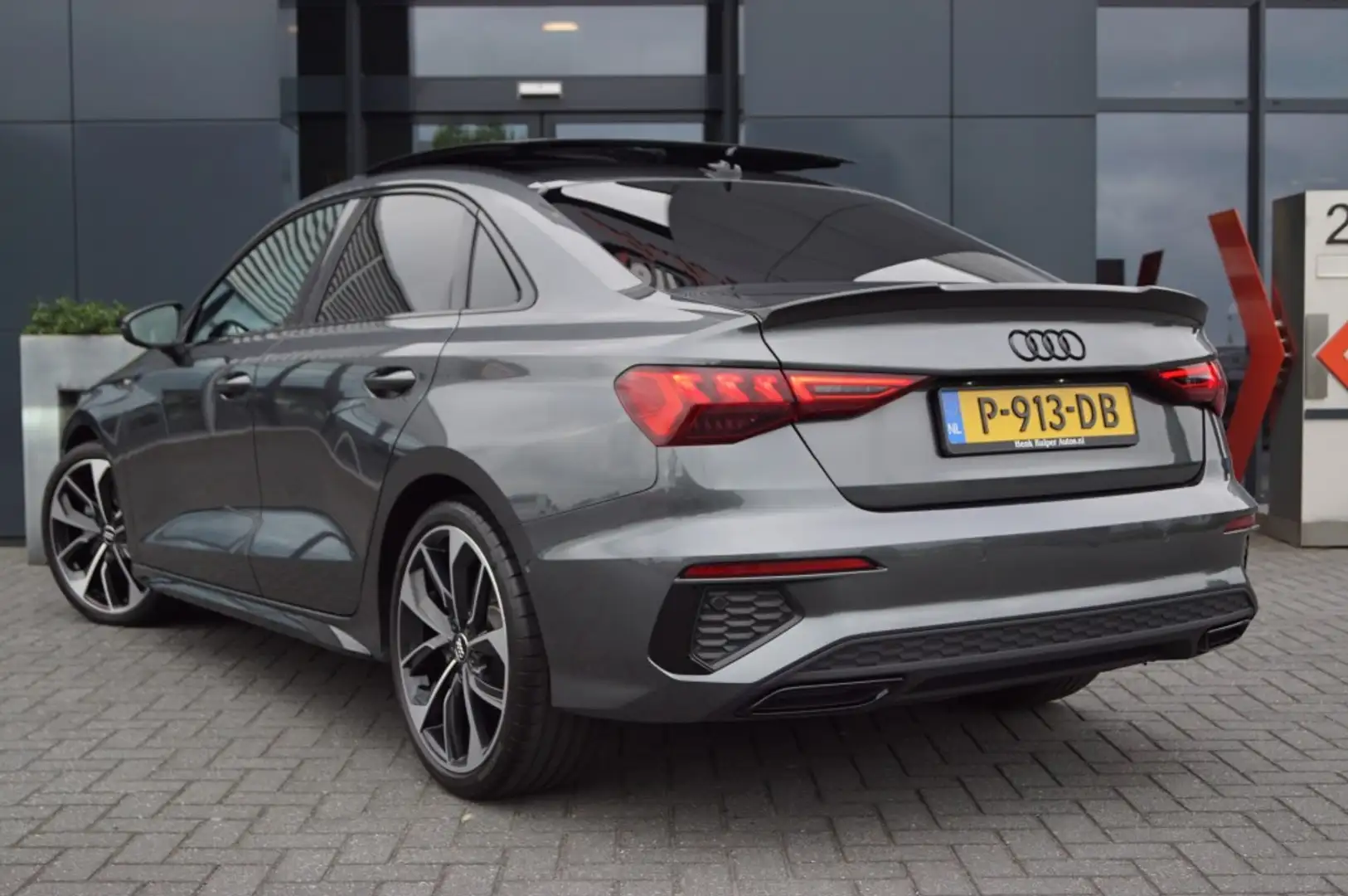 Audi A3 Limousine 1.5 TFSI S-line 150pk/ Panodak/ LED/ Car Grijs - 2