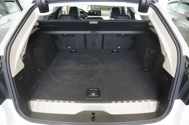 BMW 5 Series view 10