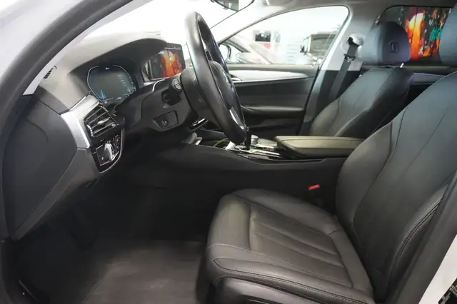 BMW 5 Series view 8