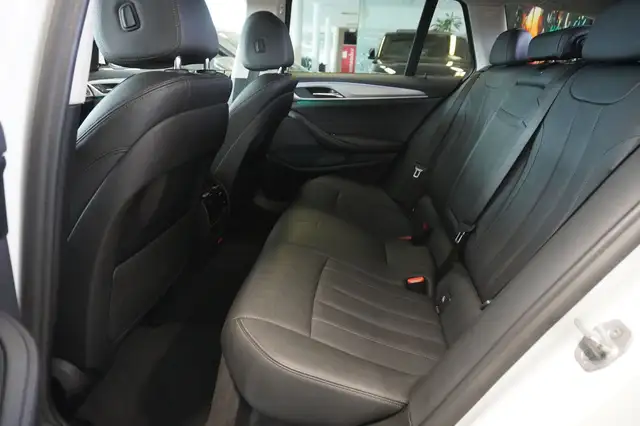 BMW 5 Series view 9