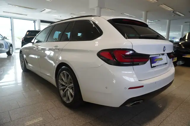 BMW 5 Series view 4