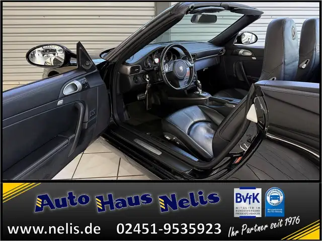 Porsche 911 view 7