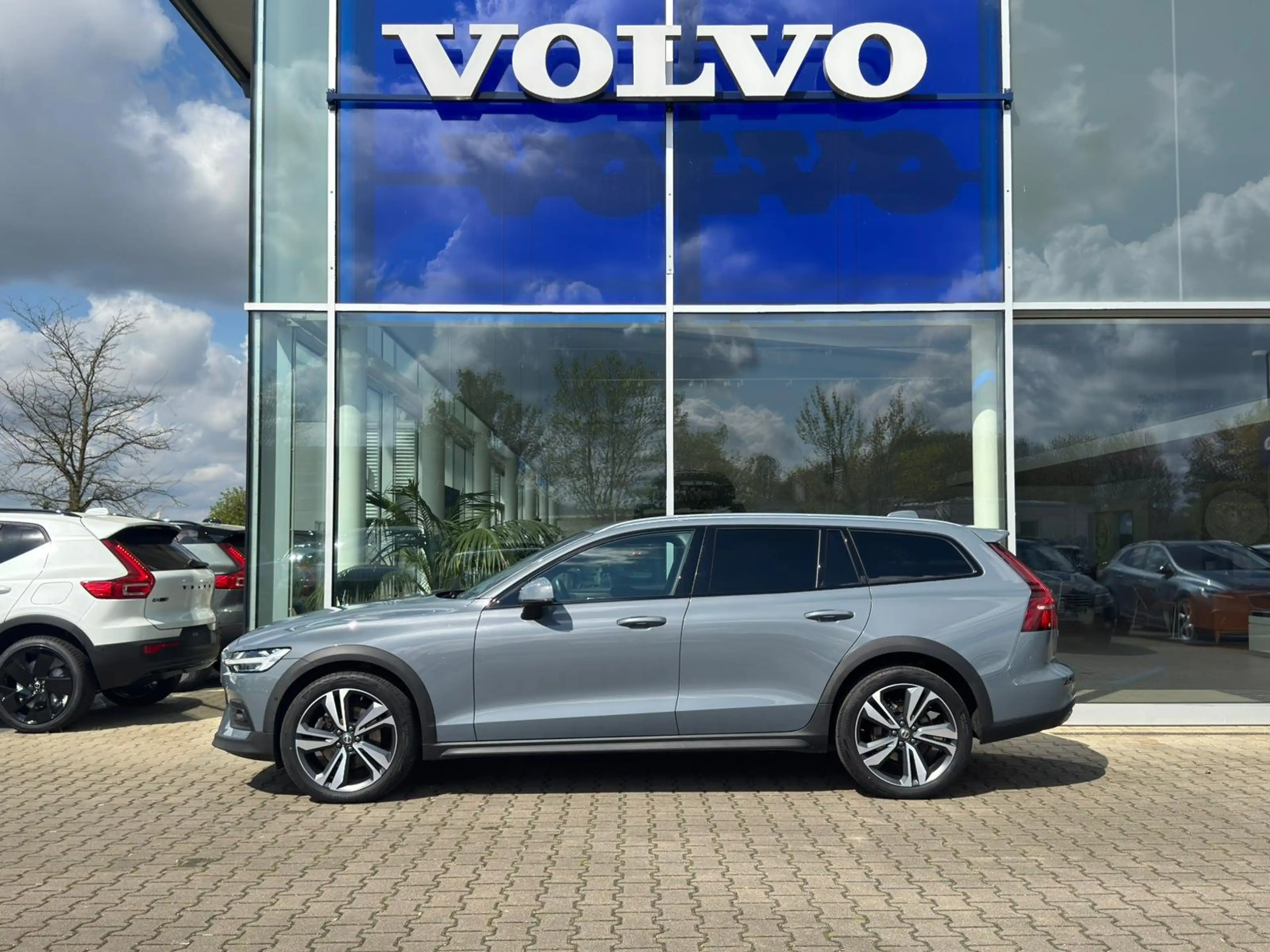 Volvo V60 Cross Country Cross Country B4 AWD Geartronic Ultimate — photo 4