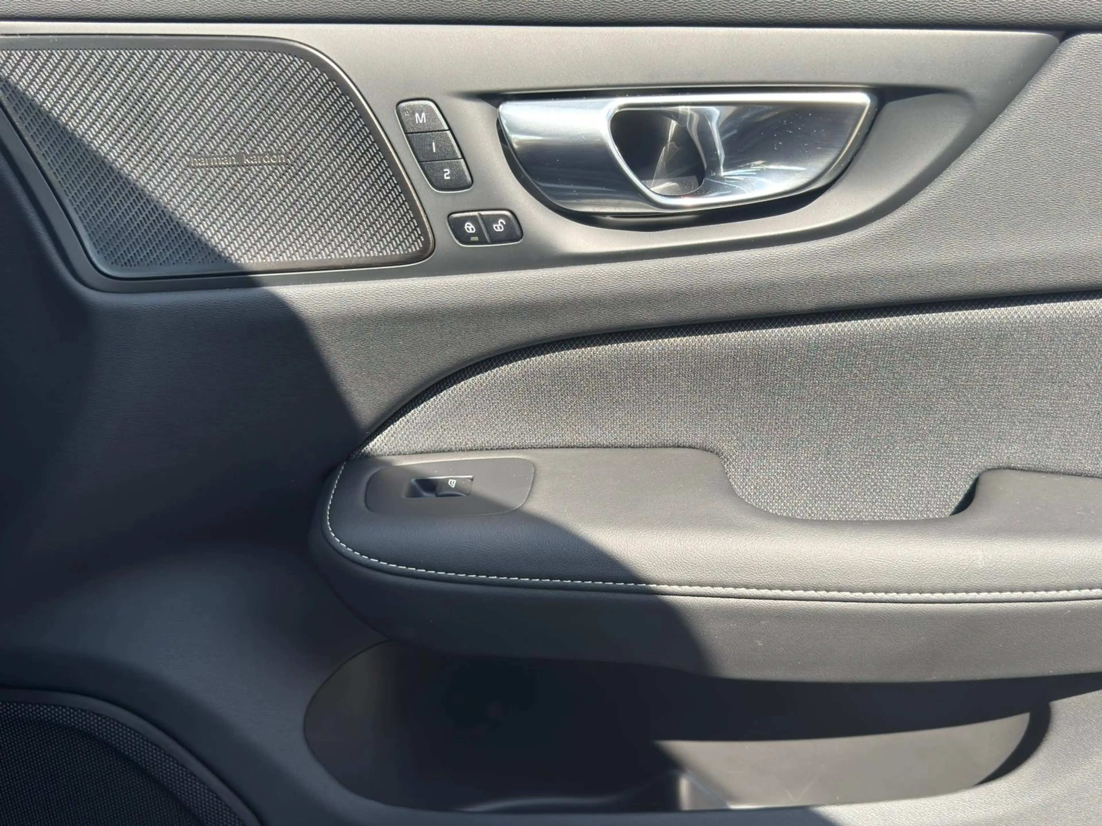 Volvo V60 Cross Country Cross Country B4 AWD Geartronic Ultimate — photo 11