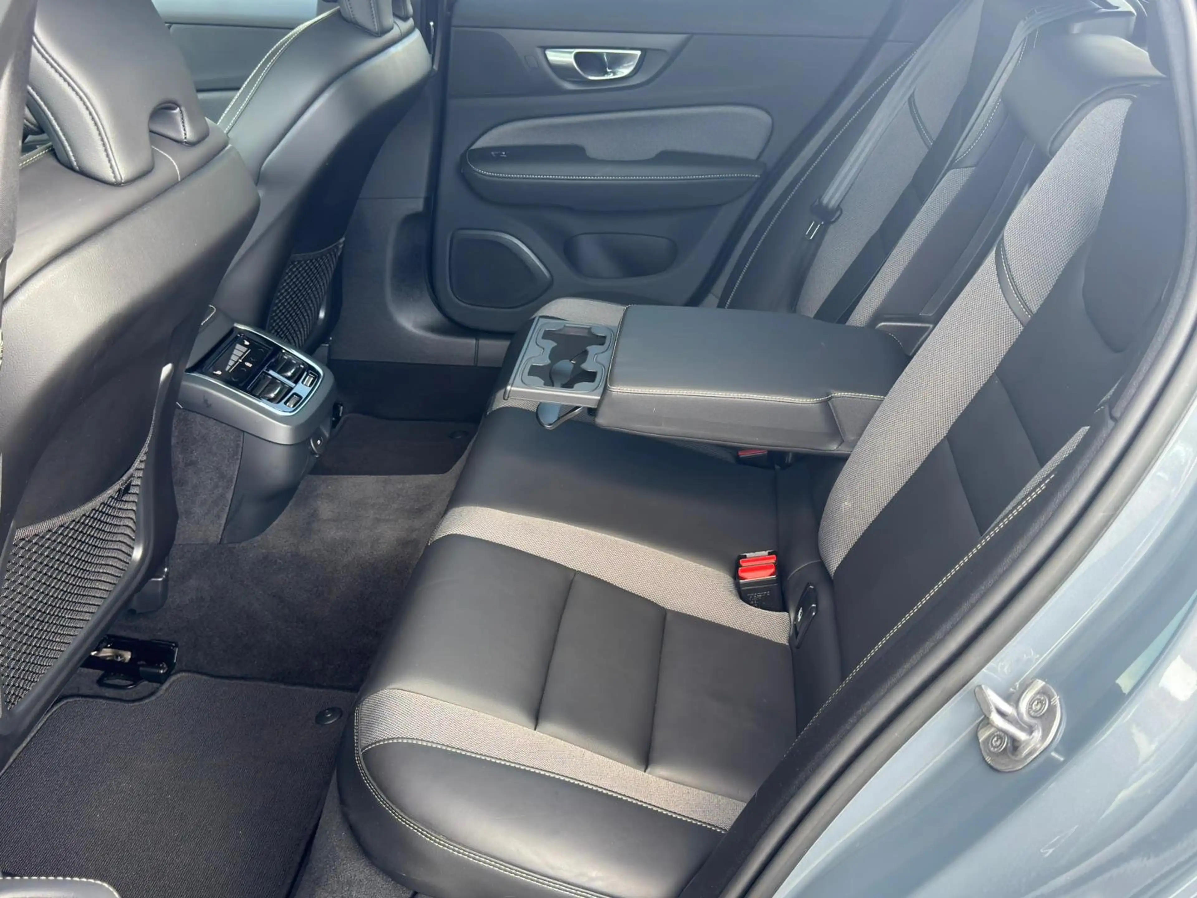 Volvo V60 Cross Country Cross Country B4 AWD Geartronic Ultimate — photo 9